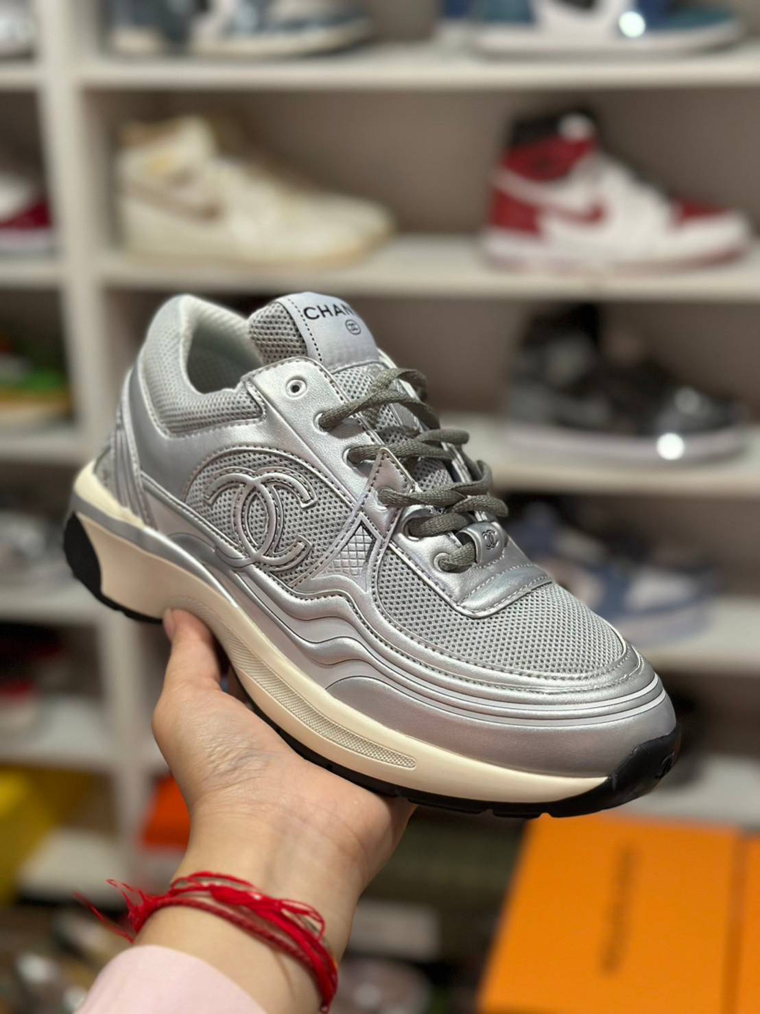 Chanel Sneakers 23s Fabric & Laminated White, Gold & Silver ออริสลับแท้ 1:1 ใช้งานต่างประเทศได้ รองเท้าผ้าใบชาแนล งานเกรดหนังเงาสวย ดีไซน์ใหม่ 2023 สวยหรูดูแพง