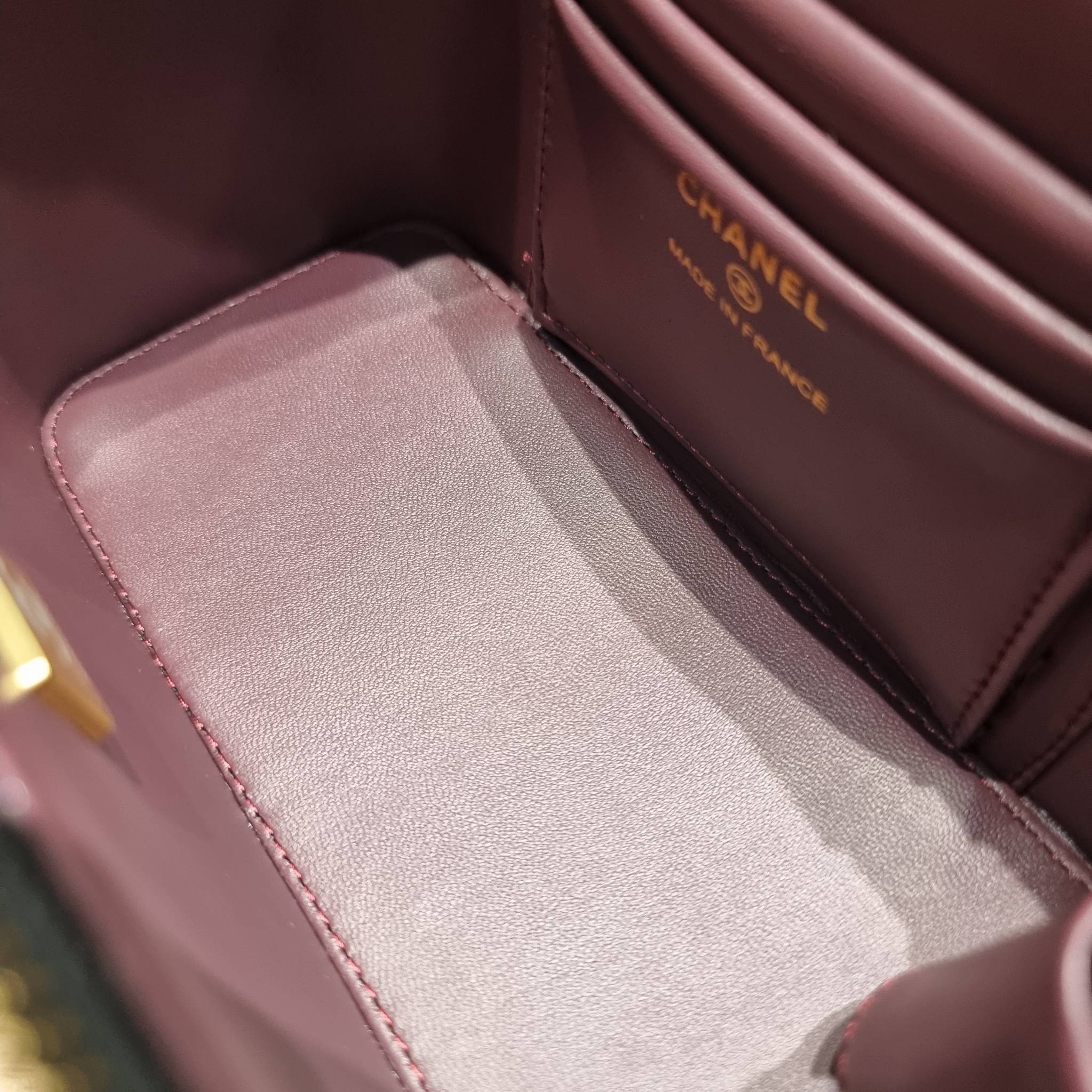 Chanel camellia vanity case bag พลาดไม่ได้เลยกับคอลสุดแซ่บ ดีไซน์ใหม่ 2023 นอกจากความคลาสสิคของรูปทรง ตัวอะไหล่ก็ยังปรับเพิ่มดีเทลความหรู