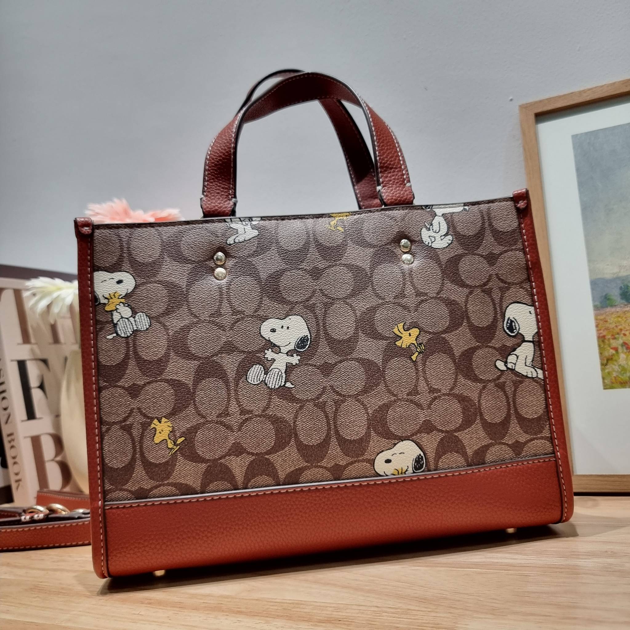 Coach X Peanuts Dempsey Carryall In Signature Canvas With Snoopy Woodstock Print CE862 คอลเลคชั่นใหม่ น่ารักเกินต้านไปมาก!! กับกระเป๋าทรงโท้ท ไซส์ใหญ่ ดีไซน์ลวดลายการ์ตูนยอดฮิต ที่ใครๆก็ต้องรู้จัก พิมพ์คมชัดลงบนหนังแคนวาส ตัดสลับด้วยหนัง pepble เพิ่มดีเทล