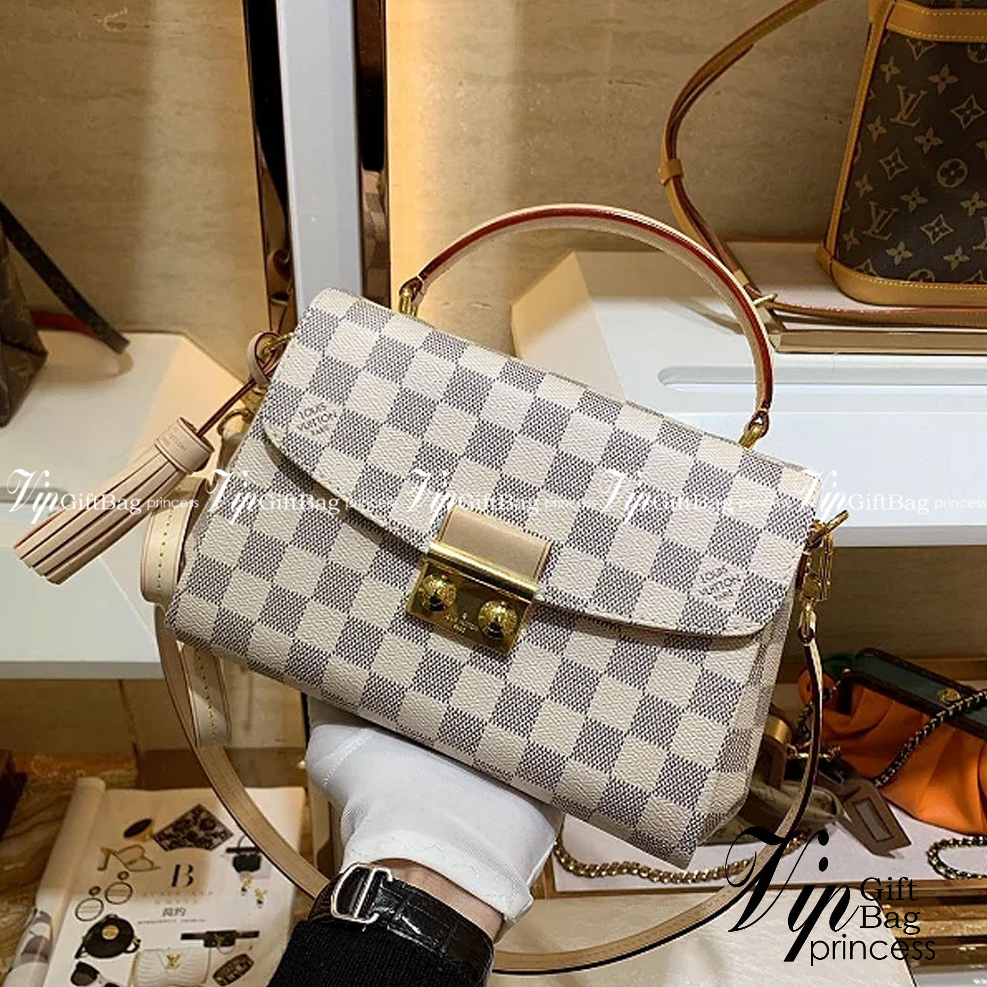 LV CROISETTE CROSSBODY BAG ให้สาวๆได้สวย ในราคาจับต้องได้ กับกระเป๋าสะพายข้าง ดีไซน์ลวดลายตารางเอกลักษณ์ คลาสสิคแต่ดูผู้ดี วัสดุหนังแคนวาส เปิด-ปิดด้วยตัวล็อคแน่นหนา ภายในโล่งกว้าง ใส่ของสำคัญได้ครบถ้วน สายสะพายถอดออกได้ ปรับได้ มีหูจับในตัว ถือเก๋ๆ หรือจ