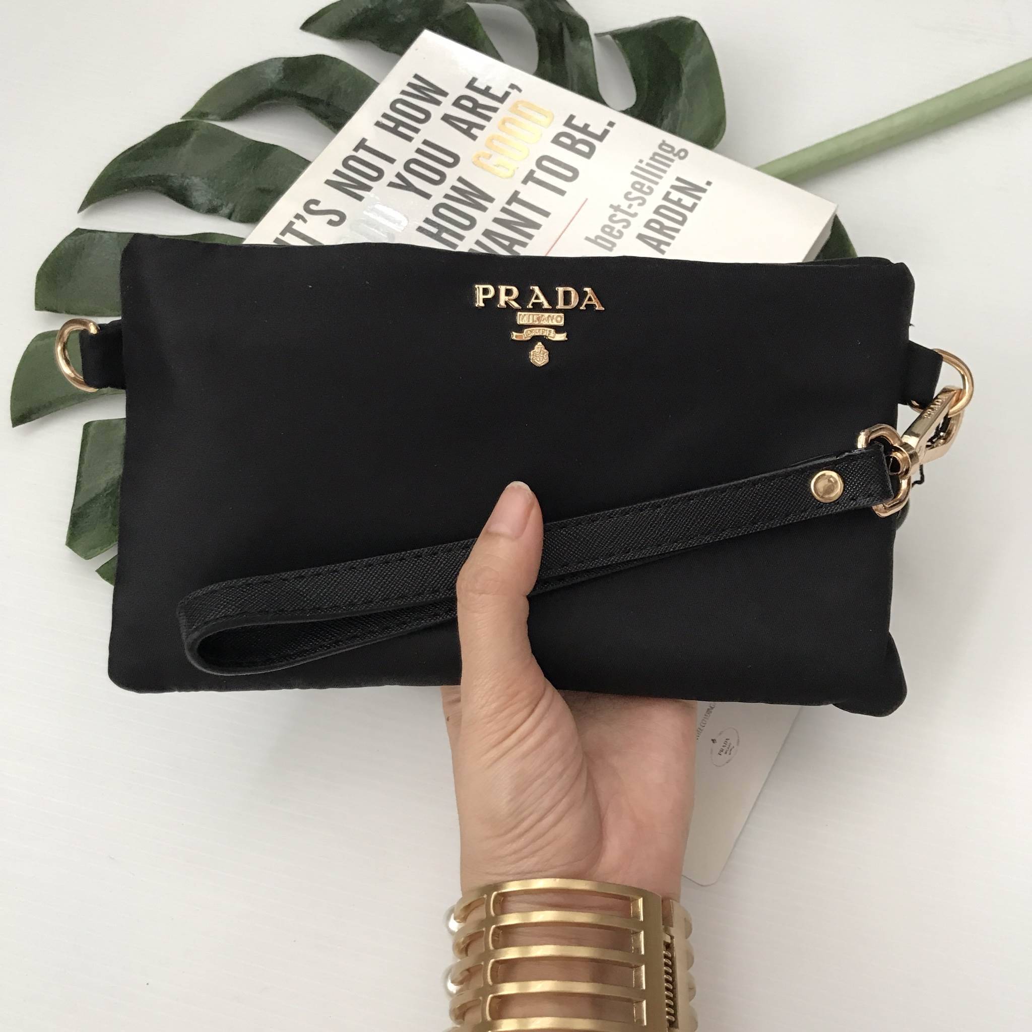 New Arrival! มาใหม่ค้า กระเป๋า Premium Gift จากแบรนด์ Prada ทรง crossbody อีกรุ่นที่ขนาดกำลังน่ารัก ตัวกระเป๋า เป็นไนลอนเต็มใบ กันน้ำ ด้านหน้าประดับโลโก้ อะไหล่ทอง สวยหรูเว่อร์วัง มาพร้อมสาย 2 เส้น สะพายได้และสามารถเป็น cross body ได้ ใส่สายสั้นเป็นคล้องม