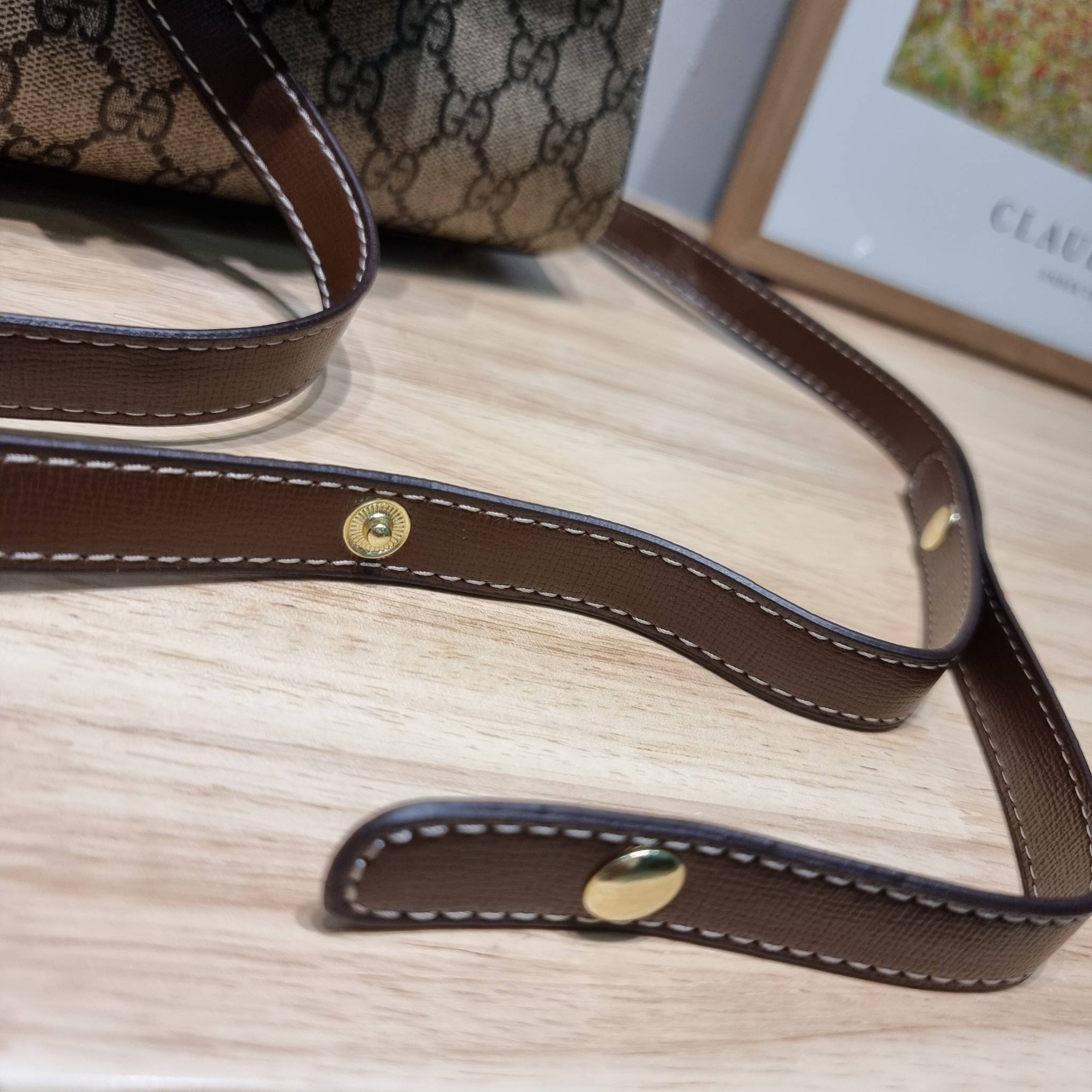 Gucci Horsebit 1955 mini bag / GG VINTAGE CROSSBODY BAG ใหม่จากพรีเมี่ยมกิ๊ฟสุดคุ้ม กระเป๋าสะพายข้าง สวยย้อนยุค ดีไซน์วินเทจแฝงความหรู วัสดุหนังแคนวาส เปิด-ปิดด้วยกระดุมแม่เหล็ก ภายในโล่งกว้าง แบ่งสัดส่วนไว้อย่างดี สายสะพายมีให้ 2 ถึงแบบ สลับใช้ได้ไม่มีเบ