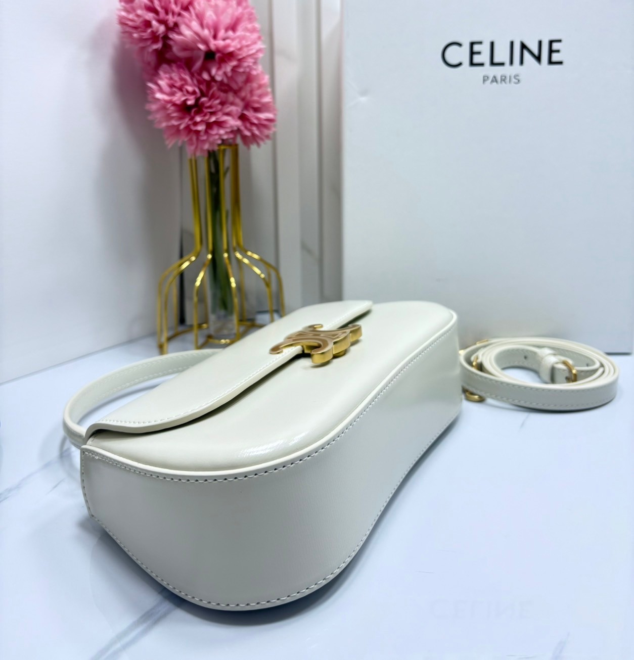 CELINE LOLA TEEN bag in glossy leather กระเป๋าทรงโฮโบรุ่นใหม่ หนังแท้ขึ้นเงาสวยก่อนใคร ดีไซส์ใหม่มุมโค้งมน สวยละมุนเป็นคุณหนูน่าทะนุถนอม