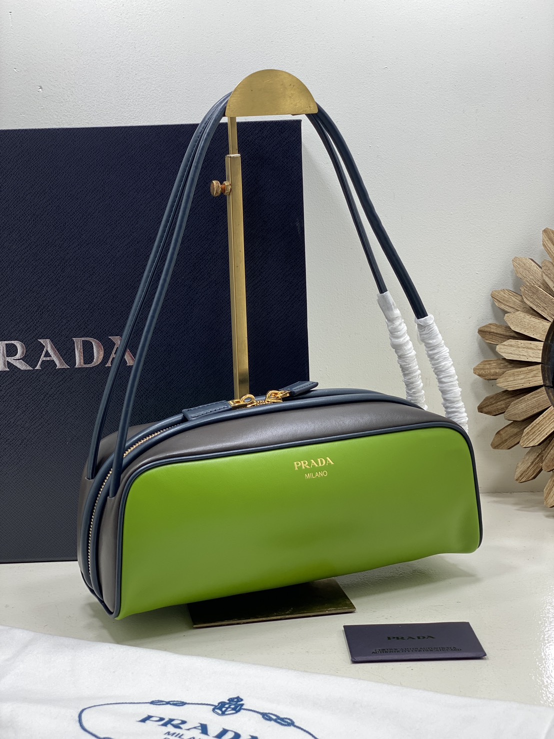 TOP ORI หนังแท้ | Prada Swing smooth leather shoulder bag / Prada Hobo Bag กระเป๋าสะพายสไตน์สปอร์ตเรียบหรูดีไซน์ใหม่เรียบง่าย หนังแท้เรียบสวยสัมผัสนุ่มละมุน โทนสีทูโทนแต่งแต้มสีสันให้โดดเด่น