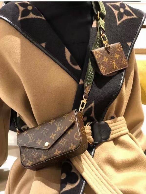 LV ✈️สะพายได้ทั่วโลกคะ! LV M80091 Louis Vuitton Felicie Strap มาพร้อมส่งค่ะ! ไม่ผิดหวังกับ LV รุ่นนี้ กระเป๋าวะพายแบบครอสบอดี้ร์หรือถอดสายสะพายถือแบบคลัทออกงานได้เลย หนังแกะแท้อย่างดี ขนาดพอเหมาะกับลำตัว ภายในสามารถใส่พาสปอร์ตได้;กระเป๋าเงินใบสั้นไ