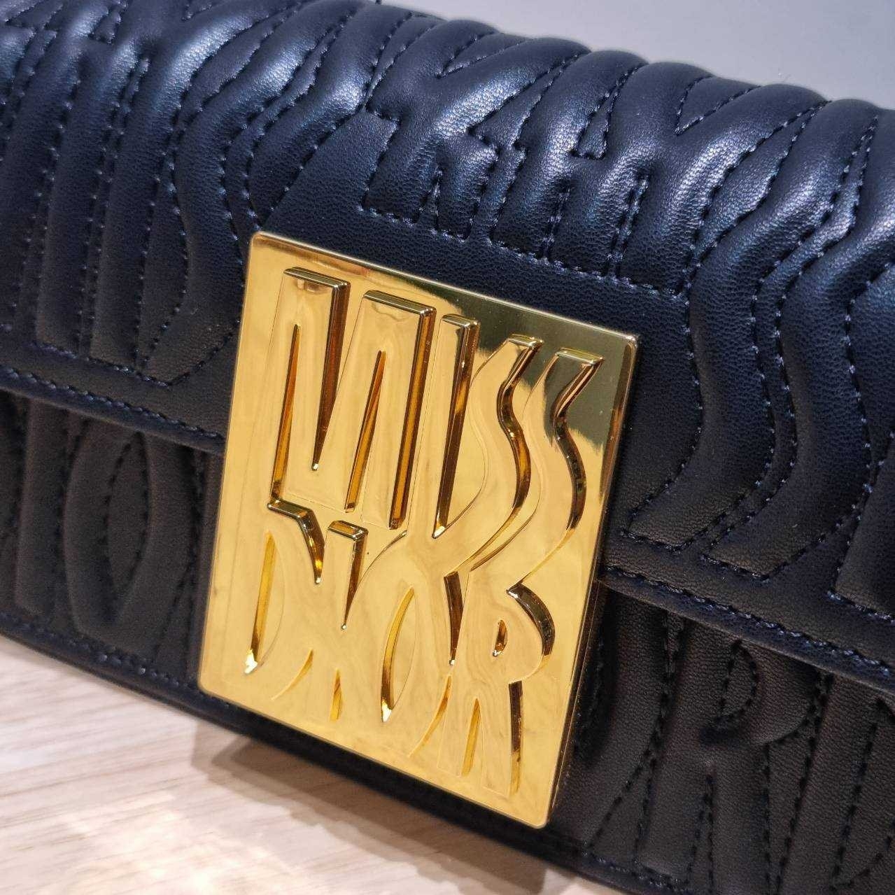 Dior Flap Bag / Quilted Miss Dior Allover Leather Bag กระเป๋าสะพายไหล่สุดลัคชู หรูหราเกินเรื่อง ดีไซน์ใหม่สวยงามด้วยดีเทลฝีเย็บและลายหนังปั๊มนูน