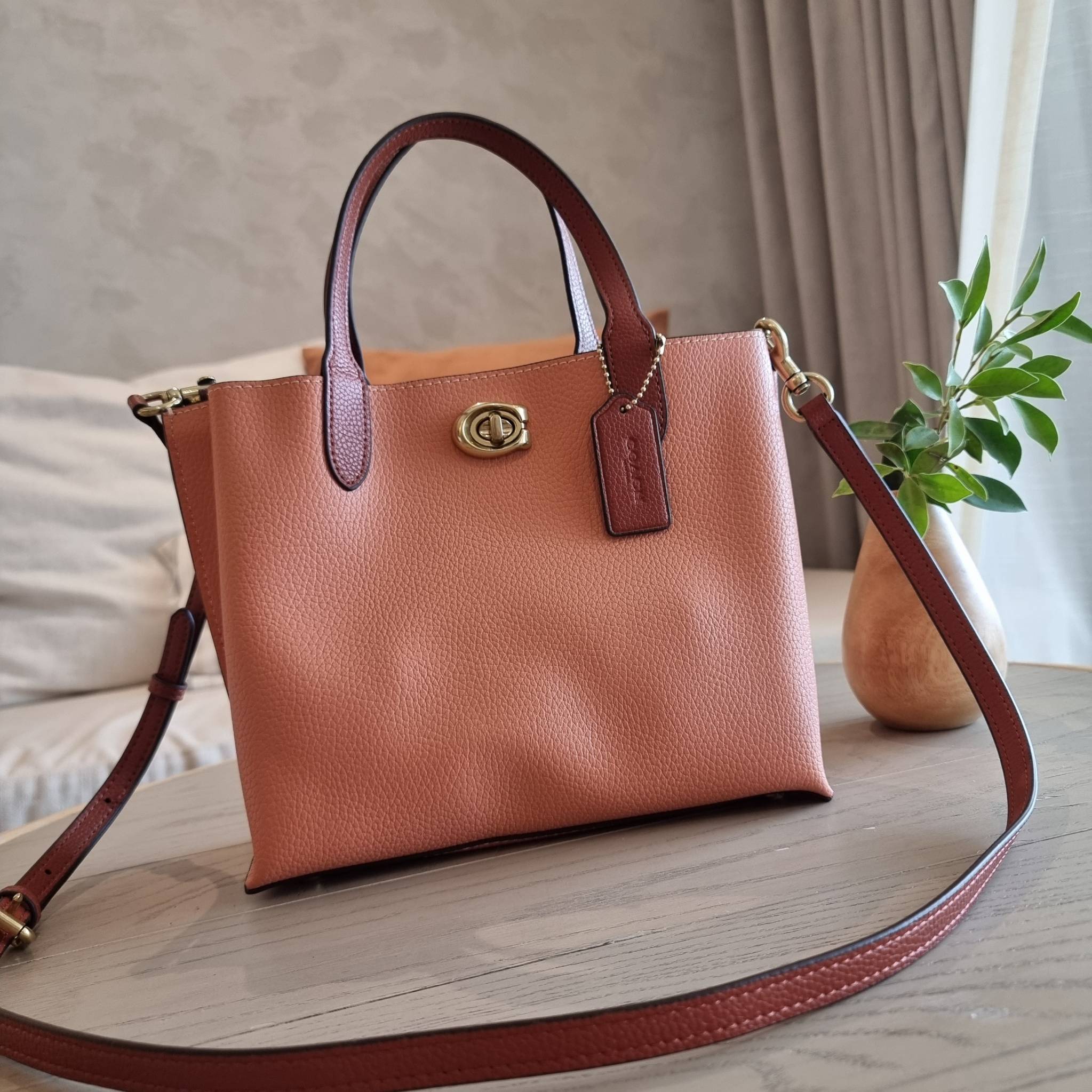 COACH C8561 C8869 WILLOW TOTE 24 IN COLOR BLOCK น้องสาวลุคลูกคุณมาแล้วจ้า กระเป๋าถือ/สะพาย ดีไซน์คัลเลอร์บล็อค ลงตัว เรียบหรู ใบจริงคือผู้ดี๊ผู้ดี ใช่ได้ทุกๆโอกาส วัสดุหนัง pepble อยู่ทรง เปิดปิดด้วยตัวบิดล็อค และอีกฝั่งเป็นกระดุมแม่เหล็ก ภายในโล่งกว้าง ใ