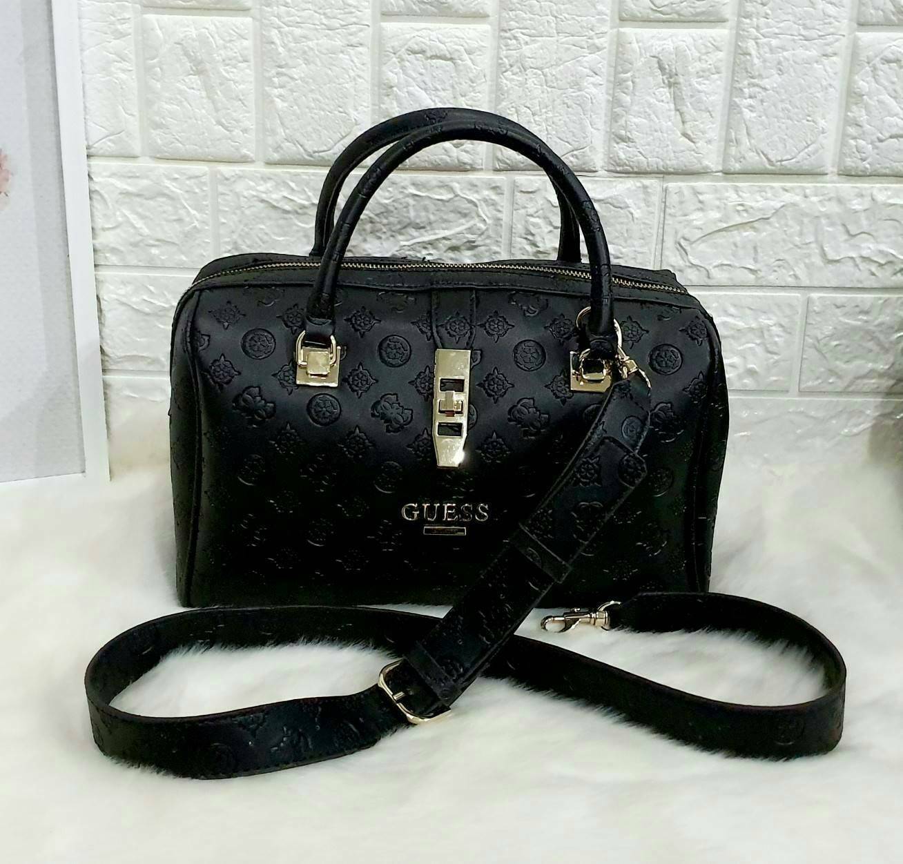 Guess Peony Classic Box Satchel คอลเลคชั่นใหม่สวยหรูจาก Guess กระเป๋าสะพายหนังนิ่มปั๊มแบรนด์รอบใบ ขนาดกำลังดี ฐานกระเป๋ามีหมุดรองฐานกันรอย หัวซิปปั๊มแบรนด์ ภายในกว้างจุของได้เยอะ มาพร้อมสายปรับและถอดออกได้ พร้อมส่ง 4 สี สวยทุกสี พลาดไม่ได้กับสาวยุคใหม่เลย