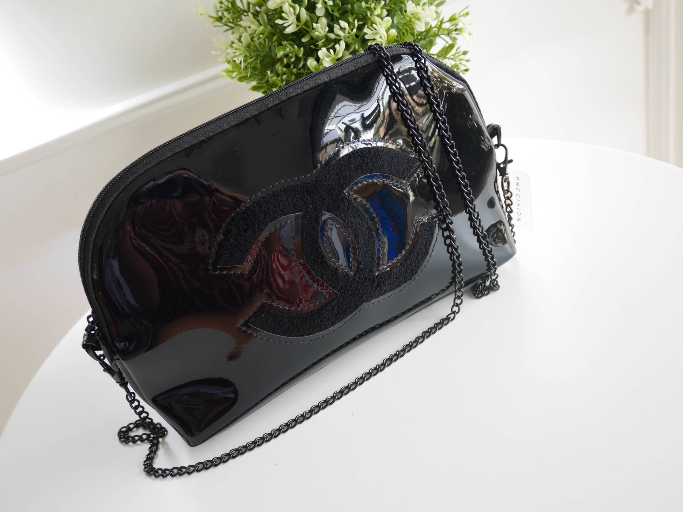 รุ่นใหม่ค้าา♡ Chanel precision luxury leather clutch with chain จากงานพรีเมี่ยมกิ๊ฟ แบรนด์ดังหนังแก้วมันสวยหรู ด้านหน้า ตกแต่งโลโก้แบรนด์บนเฟอร์สีดำ สายโซ่ยาวสีดำสุดหรู สายถอดเก็บได้ ด้านในบุผ้ามันสีแดง ปั้มแบรนด์แท้ จุของได้เยอะ ใส่มือถือได้ทุกรุ่
