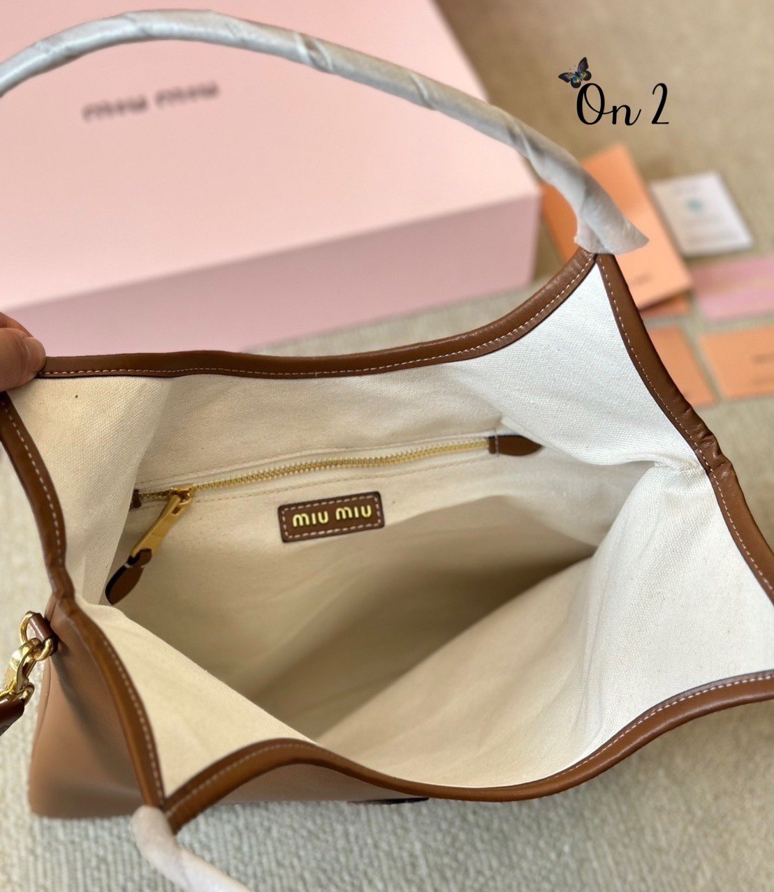 พร้อมส่ง 2 สี MIU MIU IVY leather bag / MIU MIU TOTE BAG กระเป๋าถือทรงโท้ทใบใหญ่ทรงสูงคอลใหม่ งานหนังเรียบเต็มใบ มีความยูนิค ใช้งานได้หลากหลายใช้ได้จริงสวยเรียบหรู จับแมตช์ง่าย สวยงาม