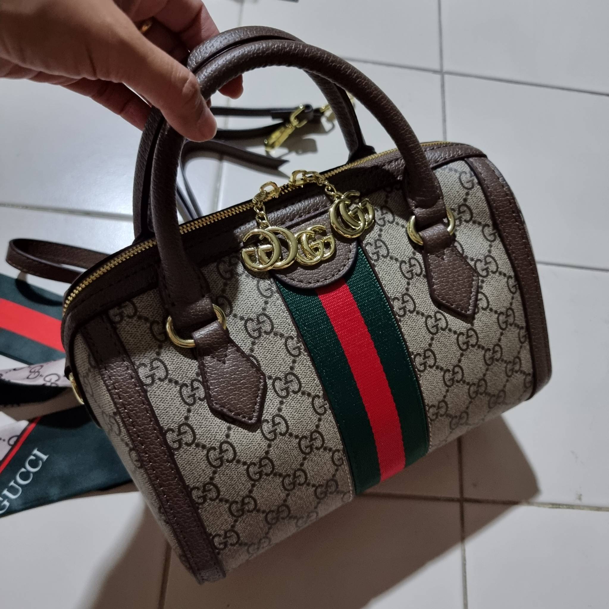 VIP 】GC CLASSIC DUFFLE BAG VIP GIFT กระเป๋าถือทรงหมอนสวยคลาสสิค สินค้าพิเศษจากเคาน์เตอร์ duty free แถมฟรี!! โบว์ผ้าลายแบรนด์ สำหรับตกแต่งหูกระเป๋า ผูกเป็นโบว์ หรือพันถนอมหูกระเป๋าก็ดูหรูมาก วัสดุหนังแคนวาส ดีไซน์แถบคาดโดดเด่น สวย หรู ใบจริงสวยมาก! เปิด-ปิ