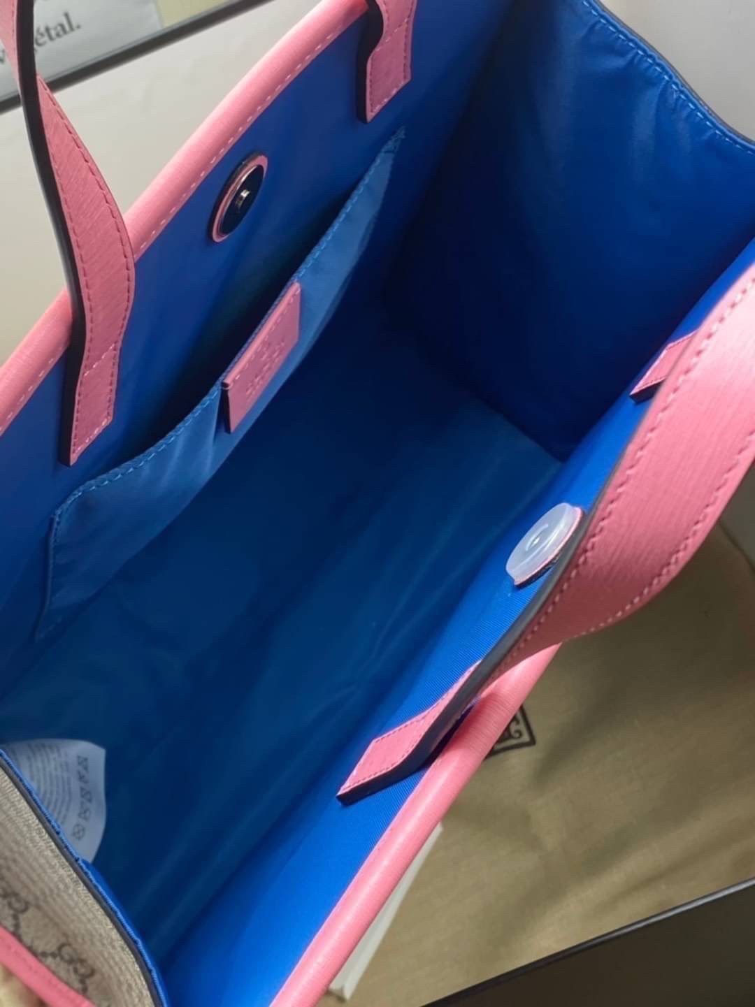 Ori GUCCI Children's tote bag GG kids ที่สุดของความน่ารัก ลิมิเต็ดแบบไม่มีเอาท์ สาวๆสายหวานไม่ควรพลาดด้วยประการทั้งปวงเลยค่าา หนังแท้เกรดดีที่สุด พิมพ์ลายแบรนด์รอบใบเทคเจอร์สวยอยู่ทรง ภายในมีโลโก้กว้างและจุสุดๆใส่สัมภาระได้เยอะ ภาพถ่ายจ