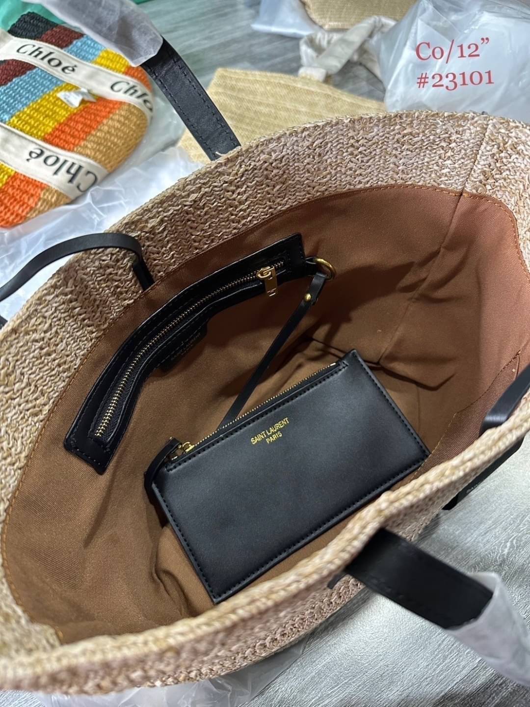 YSL Panier Medium Raffia Tote Bag กระเป๋าสะพายสานทรงโท้ทยูนีค ที่เติมดีเทลความหรูด้วยตัวกระเป๋าเป็นวัสดุสังเคราห์จากธรรมชาติ สานทอเต็มใบออกมาเป็นลวดลายสวยงาม ภายในโล่งกว้างมาก