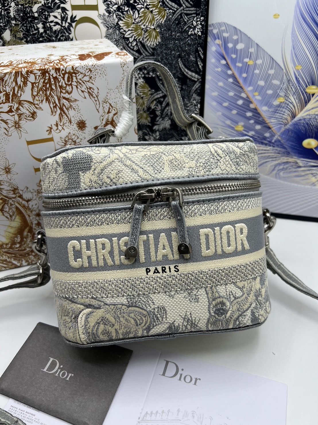 18cm Small DiorTravel Vanity Case กระเป๋าใส่เครื่องสำอาง มาพร้อมกับลวดลาย Oblique ปักอย่างประณีตและประดับด้วยสัญลักษณ์ Christian Dior Paris มาพร้อมสายสะพายและหูจับในตัว ปรับเปลี่ยนใช้งานได้ตามสไตล์