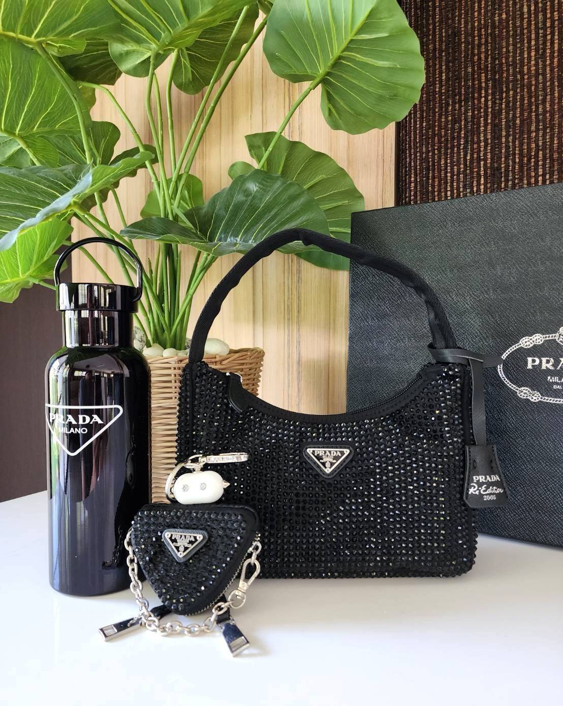 เซทสุดคุ้ม! ซื้อ1ได้ถึง3 PRADA CRYSTALS BAG WITH KEYCHAIN AND VACUUM BOTTLE VIP สวยหรูดูดี items นี้คุ้มมากๆได้ถึง3อย่างทั้งกระเป๋าสะพาย+พวงกุญแจ+กระบอกน้ำครบชุดไอเท็มแนะนำน่าใช้น่าสะสม