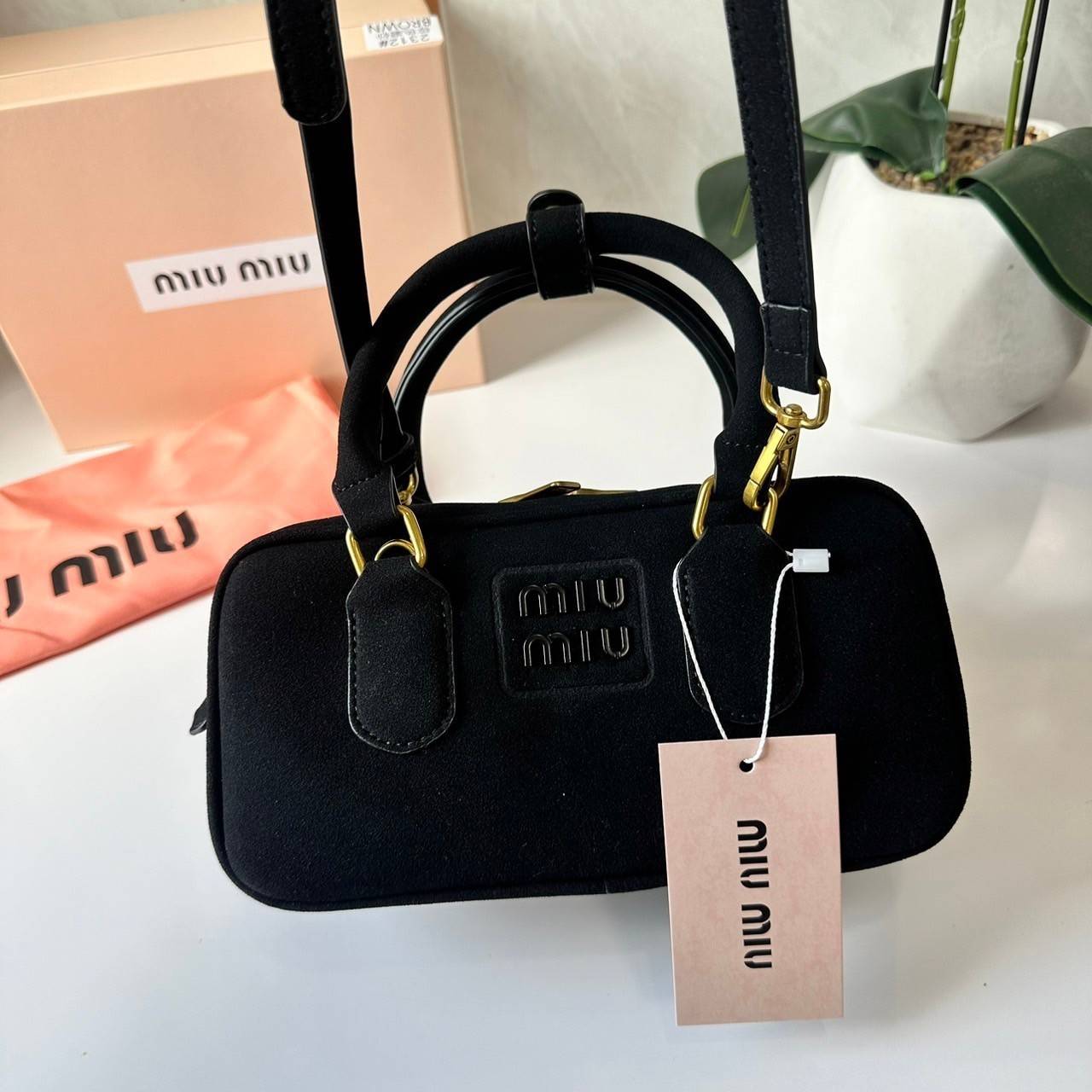 MIU MIU Arcadie padded suede top-handle bag กระเป๋าถือ/สะพาย คอลใหม่ล่าสุด รุ่นฮอทดีไซน์เหลี่ยม งานกำมะหยี่หนังกลับสวยละมุน น่ารักน่าใช้มากค่ะ