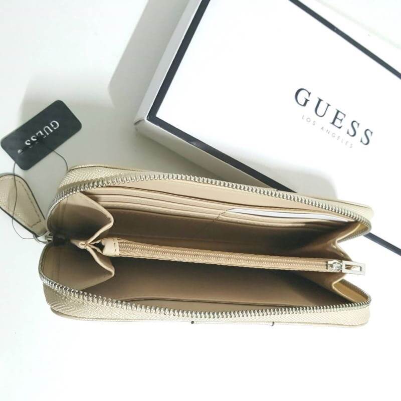 Guess leather wallet กระเป๋าสตางค์ใบยาวรุ่นซิปรอบ ด้านหน้าแต่งโลโก้แบรนด์โลหะสีเงินประดับเพชรหรูหรา รูปทรงสวยงามภายในมีช่องใส่ธนบัตร เหรียญ บัตรต่างๆ สามารถใส่ iphon 8ได้ค่ะ ปิดเปิดใช้งานสะดวกด้วยซิปรอบ รุ่นหนังดี คุ้มค่า ทนทาน