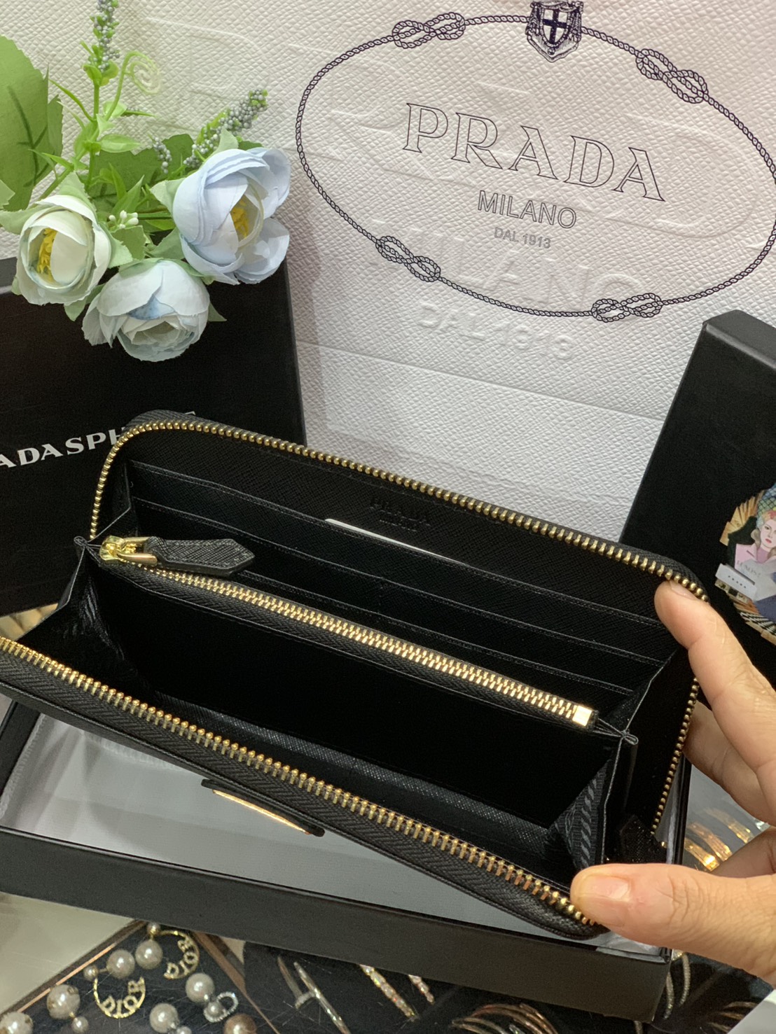 ORI หนังแท้ | Prada Long Zip Around Wallet / Prada Black Large Saffiano Leather Wallet กระเป๋าสตางค์ปราด้าใบยาวซิปรอบ เรียบหรู หนัง Saffiano มีฟังก์ชันและสไตล์ให้เลือกด้วยช่องใส่บัตรหลายช่อง