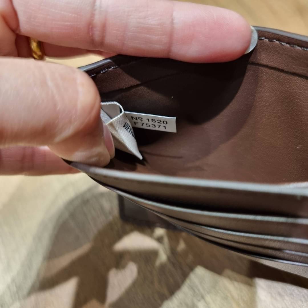 COACH 75371 COMPACT ID WALLET IN SIGNATURE CROSSGRAIN LEATHER กระเป๋าสตางค์ผู้ชาย ลาย c นูนเต็มใบ หนัง crossgrain อีกรุ่นที่ยอดขายไม่เคยตก 🤑🤑 ใบจริงดูผู้ดี ดูแพง!! ภายในมีช่องใส่บัตรได้เยอะ ใส่ธนบัตรได้ทุกใบ ซื้อให้คุณหนุ่มๆรับรองประทับใจไ