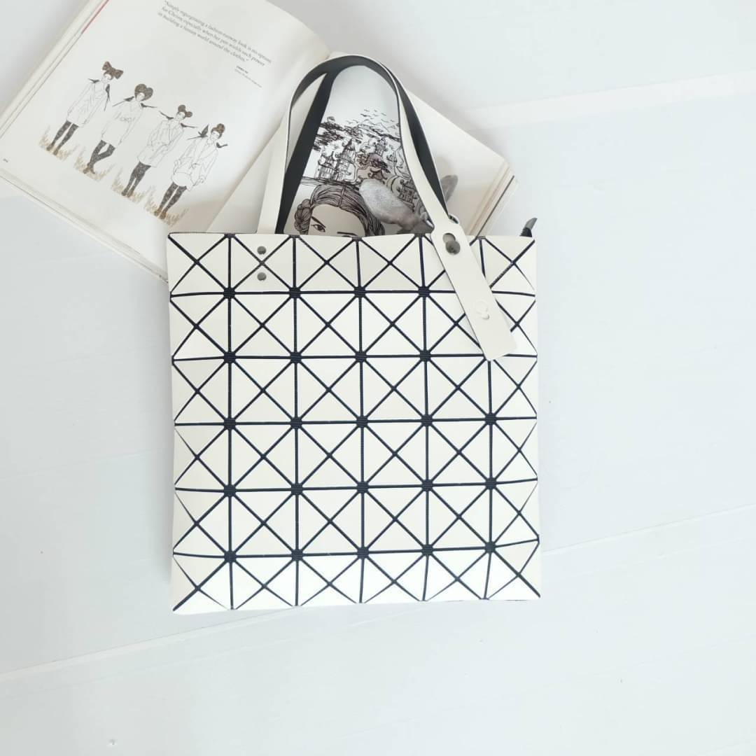 ทรงสุดฮิตจากแบรนด์ David Jones รุ่น Candy color ใบนี้ มาพร้อมกับน้องกระต่าย สีเข้า set กับกระเป๋าคะ กระเป๋า ทรง Tote