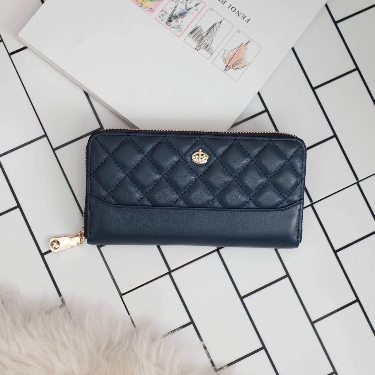 กระเป๋าสตางค์ Size ยาว ซิปรอบ สวยรับเงินมากใบนี้ คอนเฟิร์ม 💵💵 ใครกำลังหากระเป๋า size ห้ามพลาดนะคะ หนังสวยจริงๆ หนังวัวแท้ ตีตาราง นิ่ม ฟู ใช้หนังเกรดดีที่สุด สวยมาก KEEP • Super Rich ( Long )• กระเป๋า สตางค์ขนาดยาว ซิปรอบ ภายใน จุของคุ้ม ใ