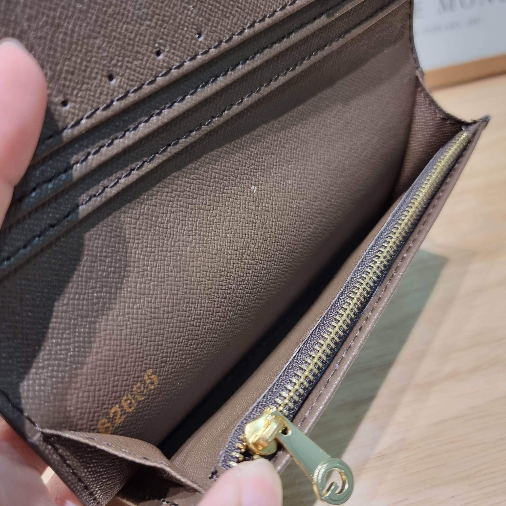 Goyard Bi Fold Long Wallet / GOYARD FLAP WALLET / Goyard Long Wallet กระเป๋าสตางค์ใบยาว รุ่น unisex ที่ใช้ได้ทั้งหนุ่มๆและสาวๆ ไอเท็มนี้ตอบโจทย์สำหรับคนที่ชอบเก็บบัตรเยอะๆ