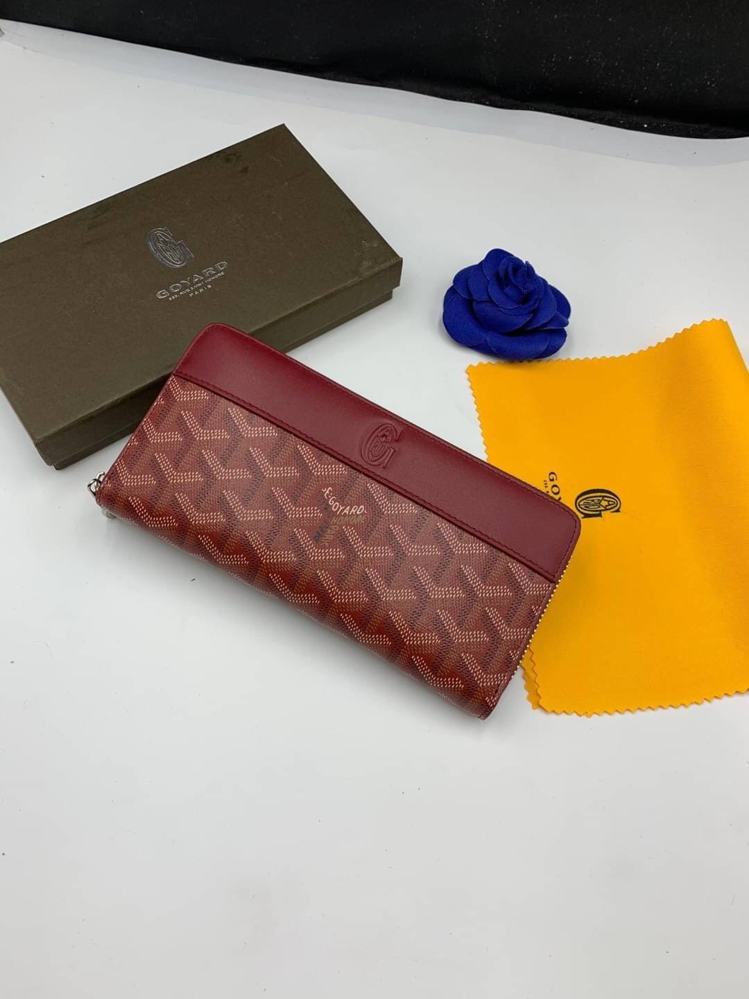 VIP GIFT 】GOYARD round zipper Matignon Long Wallet กระเป๋าสตางค์ซิปรอบใบยาว พร้อมส่ง 6 สี เหมาะกับการใช้งานทุกรูปแบบ นอกจากเพิ่มความมั่นใจแล้ว ยังทำให้ชีวิตของเราง่ายขึ้นอีกด้วย โดยการเปิดปิดแบบซิปรอบ สามารถใส่ธนบัตร เหรียญ บัตรต่างๆได้หลายใบเลยทีเดียว ขน