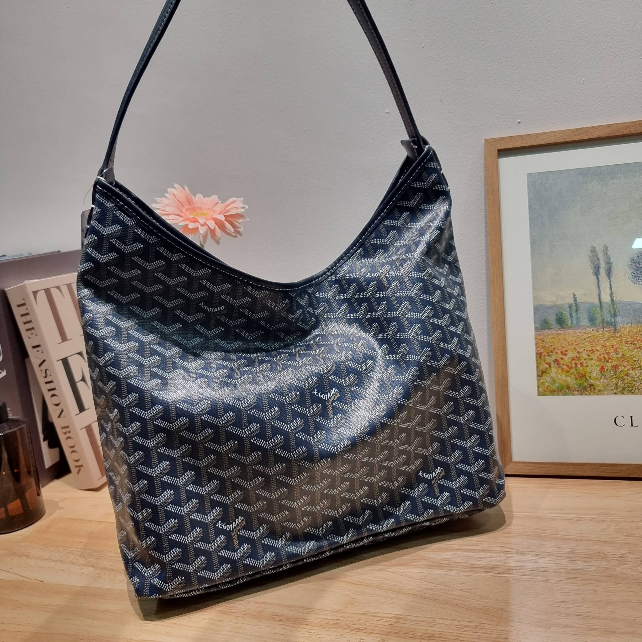 GOYARD BOHEME HOBO BAG / GOYARD HOBO กระเป๋าสะพายทรงโฮโบ ใบใหญ่จุใจ!! มาครบสีขายดี เลิศทุกสี รูปทรงคลาสสิค ดีไซน์เป็นเอกลักษณ์ วัสดุหนังแคนวาสพิมพ์ลายสวยคม ปากกระเป๋ามีซิปเปิด-ปิดกันของหล่นได้ ภายในโล่งกว้างมาก มาพร้อมสายคล้องในตัว ทนทาน สะพายสวยๆได้ทุกวั