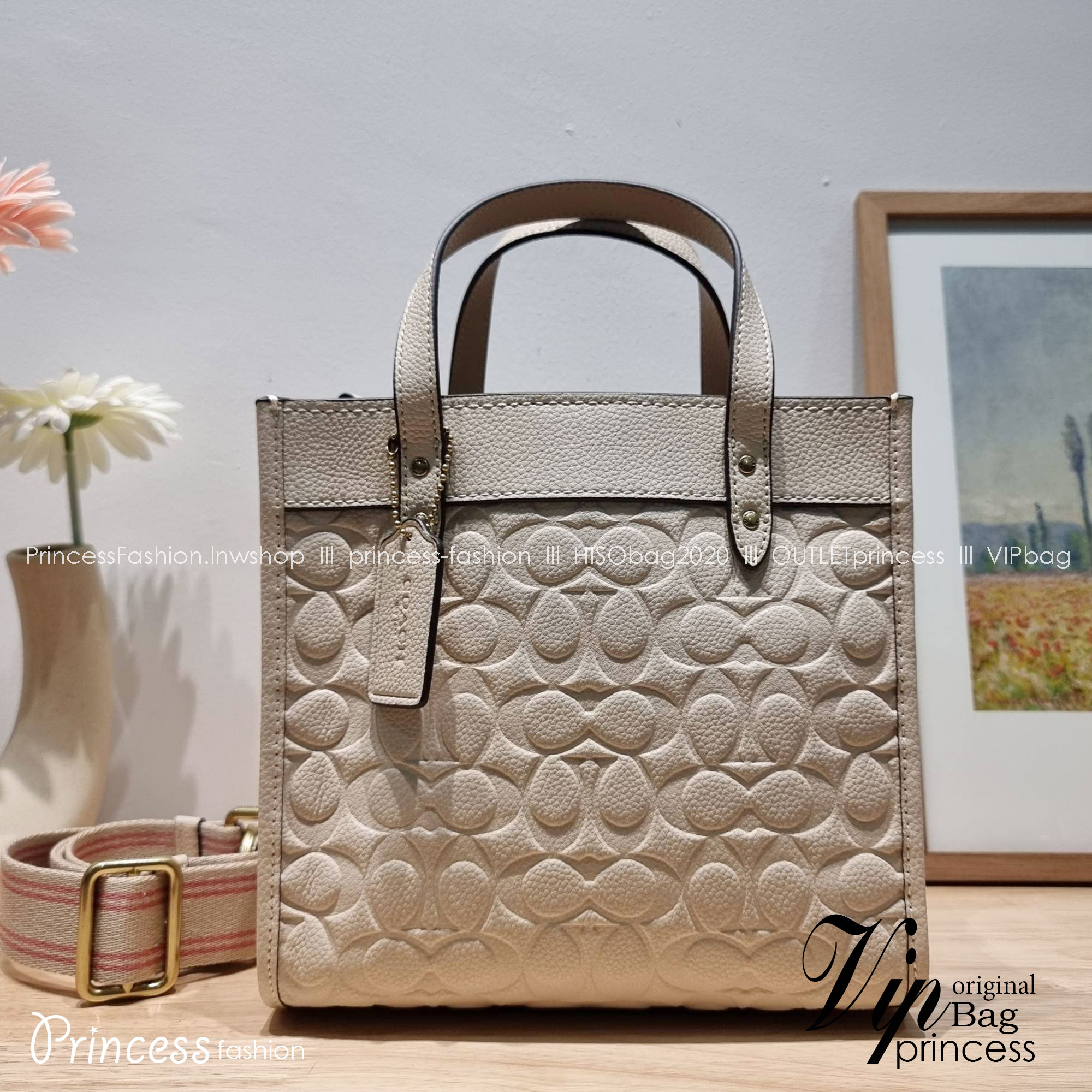 COACH C4829 FIELD TOTE 22 IN SIGNATURE LEATHER คอลเลคชั่นสุดหรู กับกระเป๋าทรงโท้ท ไซส์กำลังสวย ดีเทลหนังปั๊มเต็มใบ สีโทนผู้ดีม้าก บวกกับสายสะพายสีตัดกับกระเป๋า เพิ่มมูลค่าไปอีก ทำให้ไอเท็มนี้ดึงดูดทุกสายตา