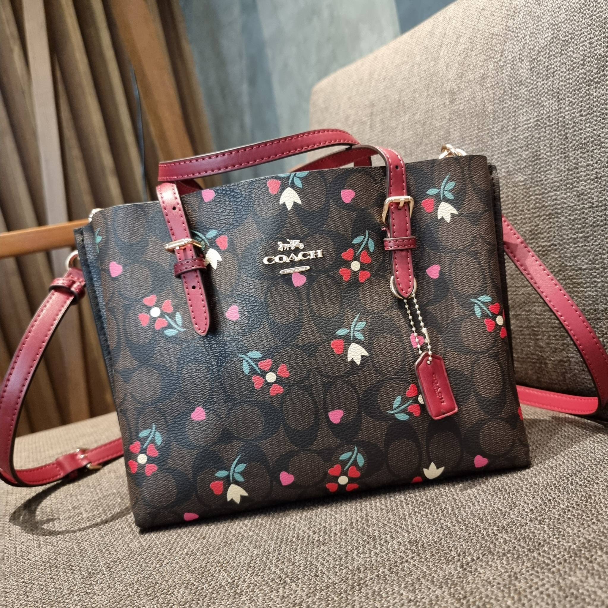 COACH C4250 MOLLIE TOTE 25 IN SIGNATUE CANVAS WITH HEART FLORAL ดีไซน์ใหม่ล่าสุด กระเป๋าโท้ทไซส์เล็กที่สาวๆต่างก็ต้องปักใจรัก รอบนี้น้องถูกเติมแต่งลวดลายดอกไม้ เพิ่มดีเทลความน่าใช้ไปอีก วัสดุหนังแคนวาส ทนทาน ภายในโล่งกว้าง มีช่องซิปกลางใส่ของได้ ขนาดกำลัง