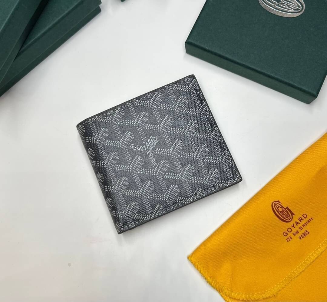 GOYARD WALLET / GOYARD Victoire Bifold Wallet พร้อมส่งที่ไทย เกรดเทพออริจินอล หนังเกรดดีสุด กระเป๋าสตางค์ผู้ชายใบสั้น พร้อมกล่องเขียวแบรนด์สวยหรู อีกรุ่นที่ยอดขายไม่เคยตก ภาพสินค้าถ่ายจากงานขายจริง ใช้งานต่างประเทศได้เลยค่ะ