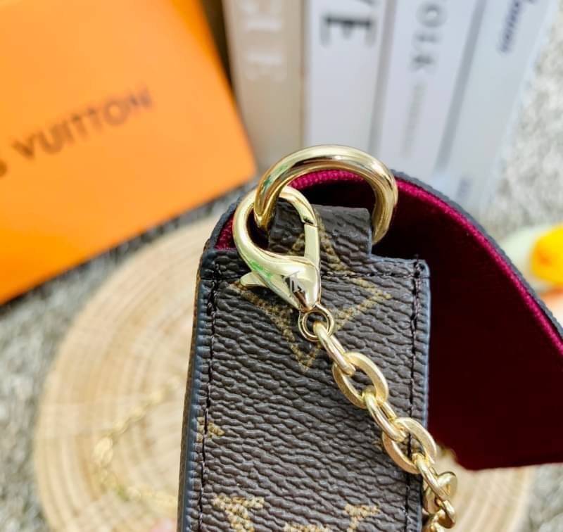 เน้นใช้งานได้จริงในชีวิตประจำวันค่ะ Louis vuitton felicie pochette พร้อมส่ง ซื้อ1ได้ถึง3!! มีไม่มาก หมดแล้วหมดเลยจ้าา! Premium gift จาก LV กระเป๋าสะพายข้างหรือถือแบบคลัทออกงาน หนังแกะแท้สวยงามค่ะ เปิดปิดกระเป๋าแบบกระดุม ภายในสามารถใส่มือถือได้ทุกรุ่น;พาสป