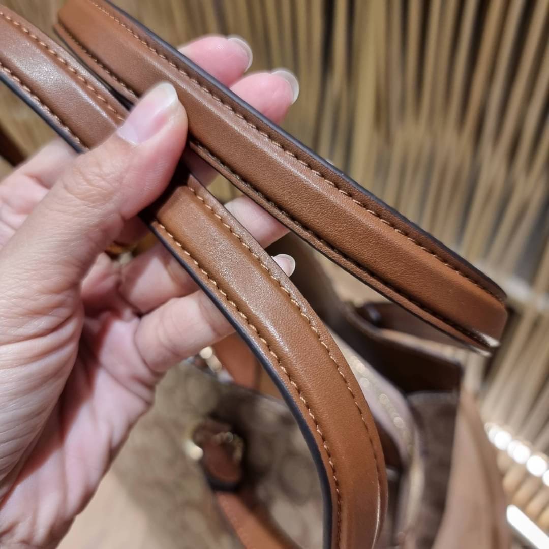 COACH C4075 TATUM CARRYALL IN SIGNATURE CANVAS คอลเลคชั่นใหม่ล่าสุด จัดมาให้ได้สวยก่อนใคร สวยหรูทุกสี!! ลุคผู้ดีต้องมาอีกหนึ่ง กระเป๋าสะพายทรงสวย ที่มาพร้อมสายสะพายไหล่ในตัว และสายครอสบอดี้สำหรับสะพายข้าง วัสดุหนัง crossgrain สวยคมมากๆ ตัวกระเป๋าถูกแบ่งเป