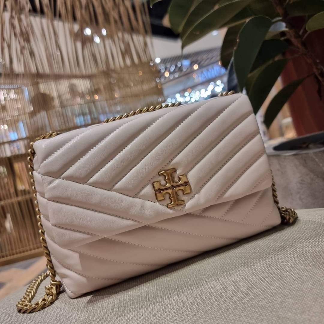 TORY BURCH KIRA CHEVRON CONVERTIBLE SHOULDER BAG (SMALL / MEDIUM) กระเป๋าสะพายรุ่นยอดฮิต ไซส์คลาสสิค ที่ใช้ยังไงก็ดูหรู ดีไซน์เฉพาะตัว วัสดุหนังแกะ สัมผัสนิ่ม เปิด-ปิดด้วยกระดุมแม่เหล็ก ภายในเป็นช่องโล่ง ใส่กระเป๋าสตางค์ มือถือ เครื่องสำอางค์ พาวเวอร์แบงค