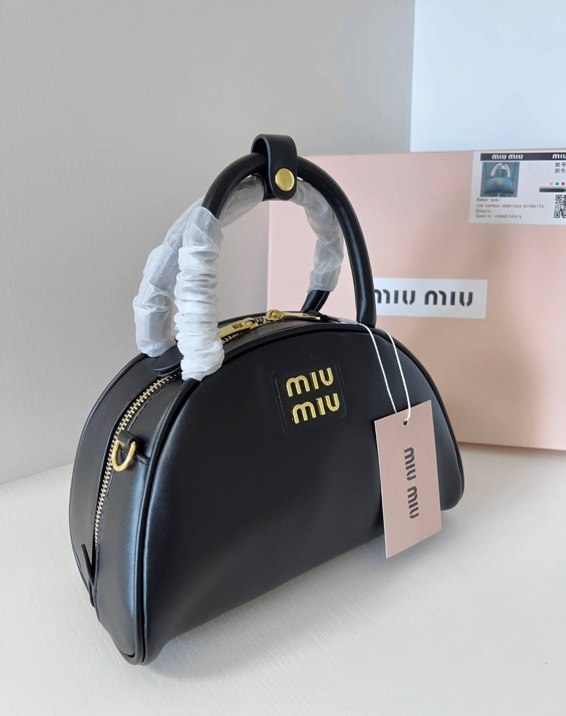 MIU MIU HALF-MOON TOP HANDLE BAG / Patent leather bowling bag / Miu Miu Leather top-handle bag กระเป๋าทรงพระจันทร์เสี้ยว หนังนิ่ม ลื่นเงา ตัดกับอะไหล่ทองได้ลงตัว