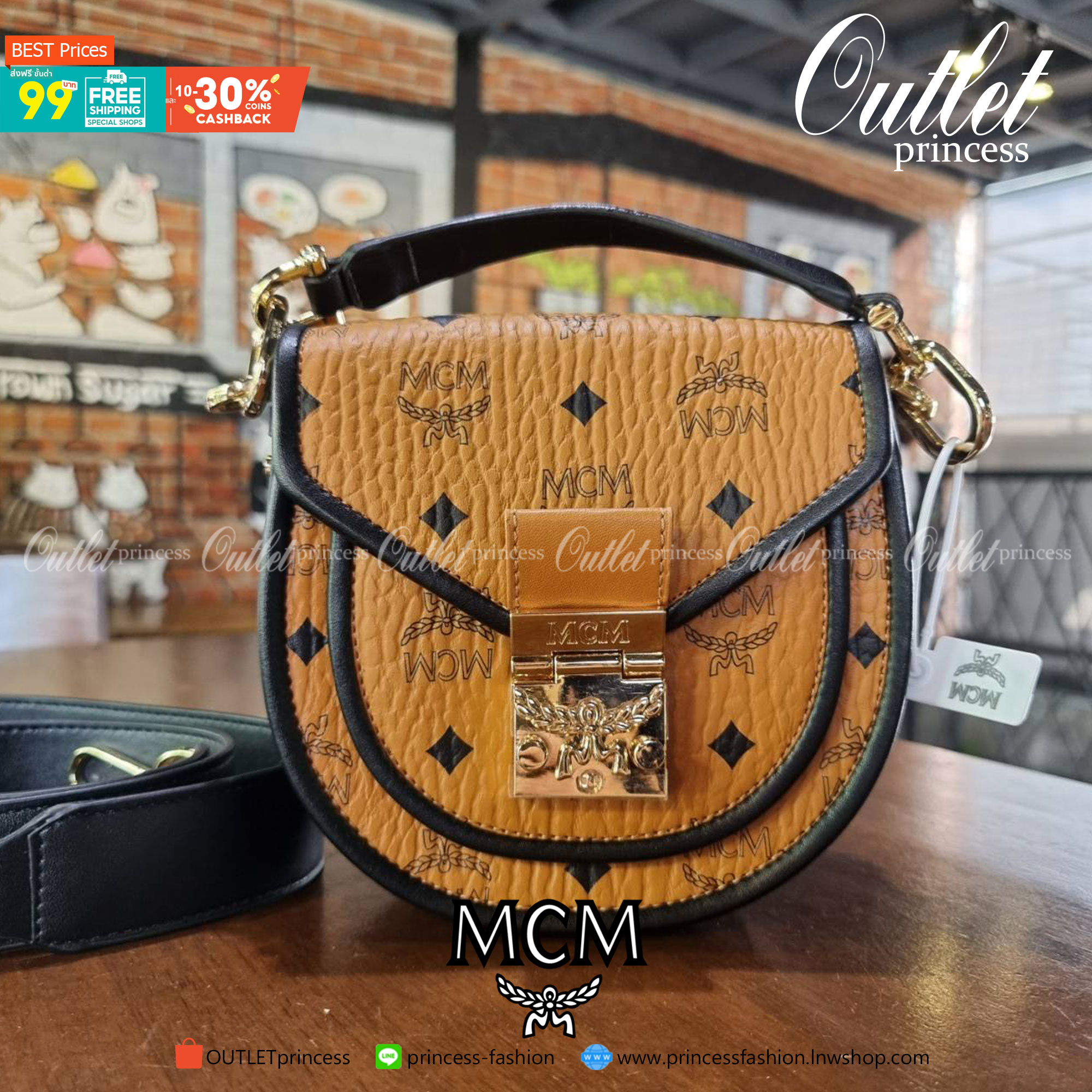 M.C.M MINI PATRICIA SHOULDER BAG IN VISETOS LEATHER BLOCK อัพเลเวลกระเป๋าของคุณด้วยไอเท็มนี้ไปเลยจ้า กระเป๋าสะพายทรง saddle ที่เก๋ไม่ซ้ำใคร ดีไซน์ขอบสีดำเพิ่มความยูนิค สวยสะดุดตา วัสดุหนังแคนวาสคุณภาพดี มาพร้อมสายสะพายหนังสีดำเรียบ และหูจับในตัว ทำให้ใช้ง