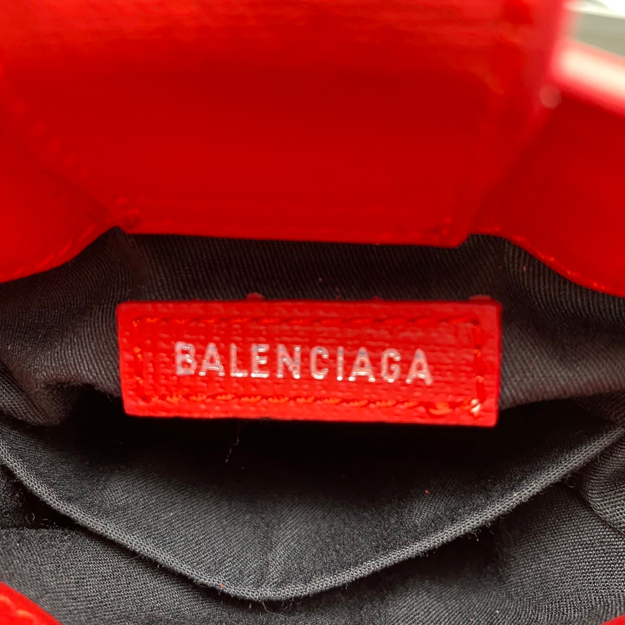 หนังแท้ BALENCIAGA Shopping Phone Pouch leather tote พกกระเป๋าช้อปปิ้งขนาดมินิ ไปทุกที่ในฤดูกาลนี้ ดีไซน์ที่ใช้ได้ทุกวันตั้งแต่หนังแบบมีเท็กซ์เจอร์ ภาพสินค้าถ่ายจากงานขายจริง ใช้งานต่างประเทศได้