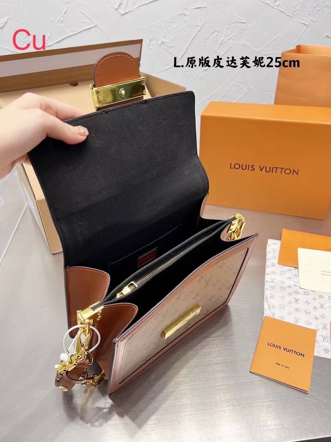LOUIS VUITTON DAUPHINE Bag พร้อมส่ง กระเป๋าสะพายคงความคลาสสิคและสวยหรู ภายในแบ่งสัดส่วนใช้งานง่าย **ล็อทราคาพิเศษสุดคุ้ม งานสวยเกินราคา ภาพถ่ายจากงานจริง