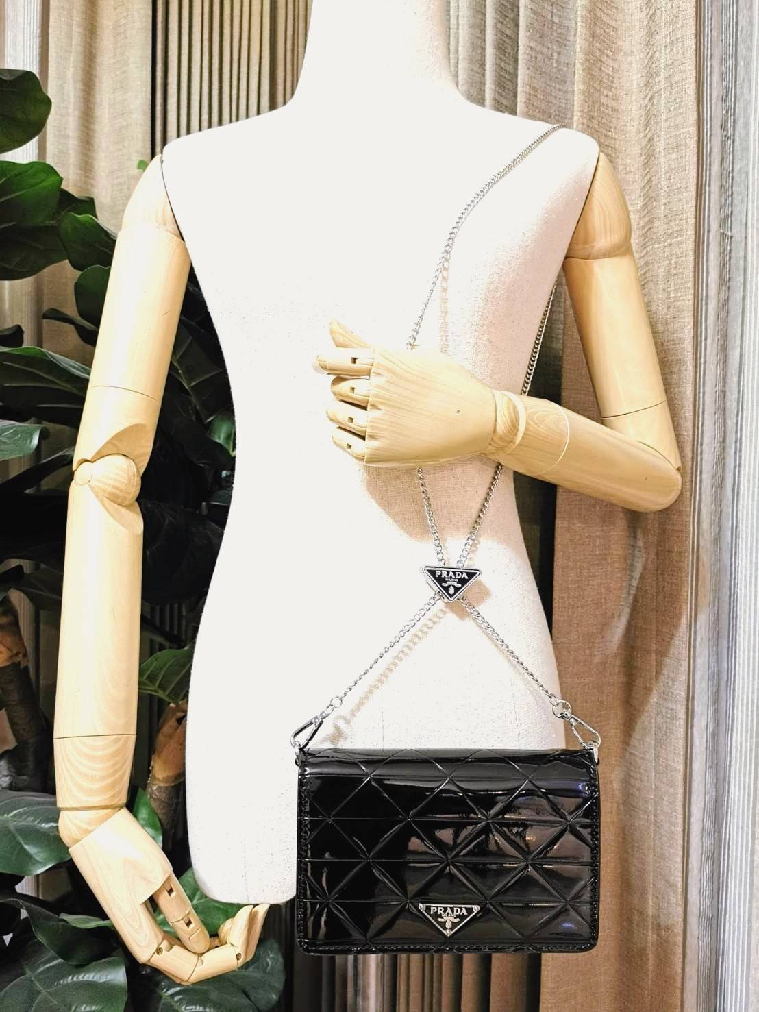 PRADA CLUTCH BAG WITH CARD HOLDER VIPGIFT WITH PURCHASE พรีเมี่ยมกิ้ฟรุ่น Limited จาก DUTYFREE สวยหรูดูดีสุดคุ้มมากๆได้ทั้งกระเป๋าสะพายทรงคลัชพร้อมสายโซ่แบรนด์ + กระเป๋า Card Holder ใส่นามบัตรครบชุดไอเท็มใหม่ล่าสุดน่าใช้น่าสะสม สินค้ามาพร้อมกล่องแบรนด์ Du