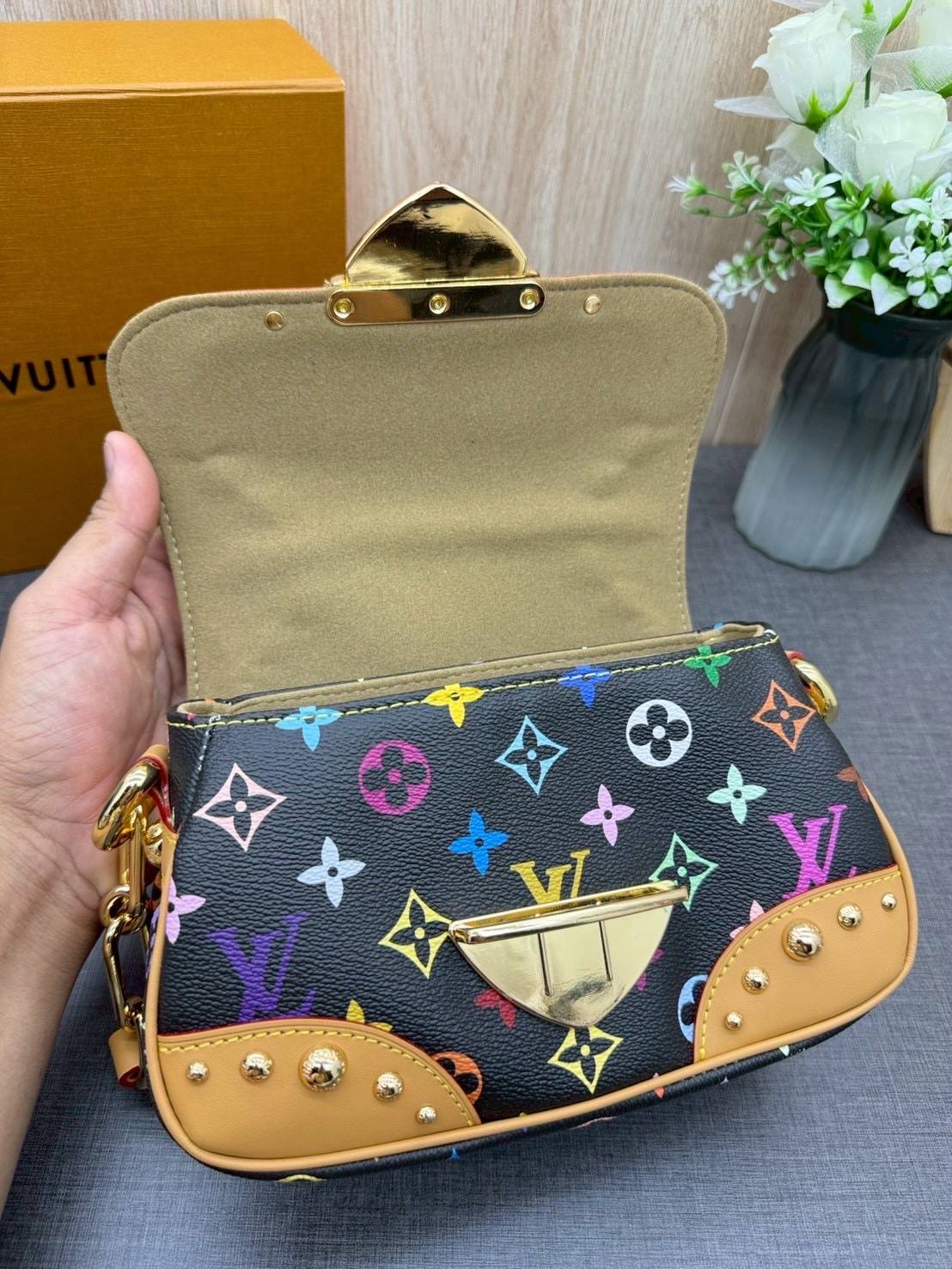 ORI หนังแท้ | Lv Marilyn White Multicolor Monogram Canvas Shoulder Bag กระเป๋าสะพายสไตล์วินเทจ ดีไซน์สีสันสดใสน่ารัก มีชีวิตชีวา โดดเด่นด้วยตัวล็อคด้านหน้าแบบกดขนาดใหญ่ จะถือแบบคล้องแขนหรือสะพายไหล่ก็ได้