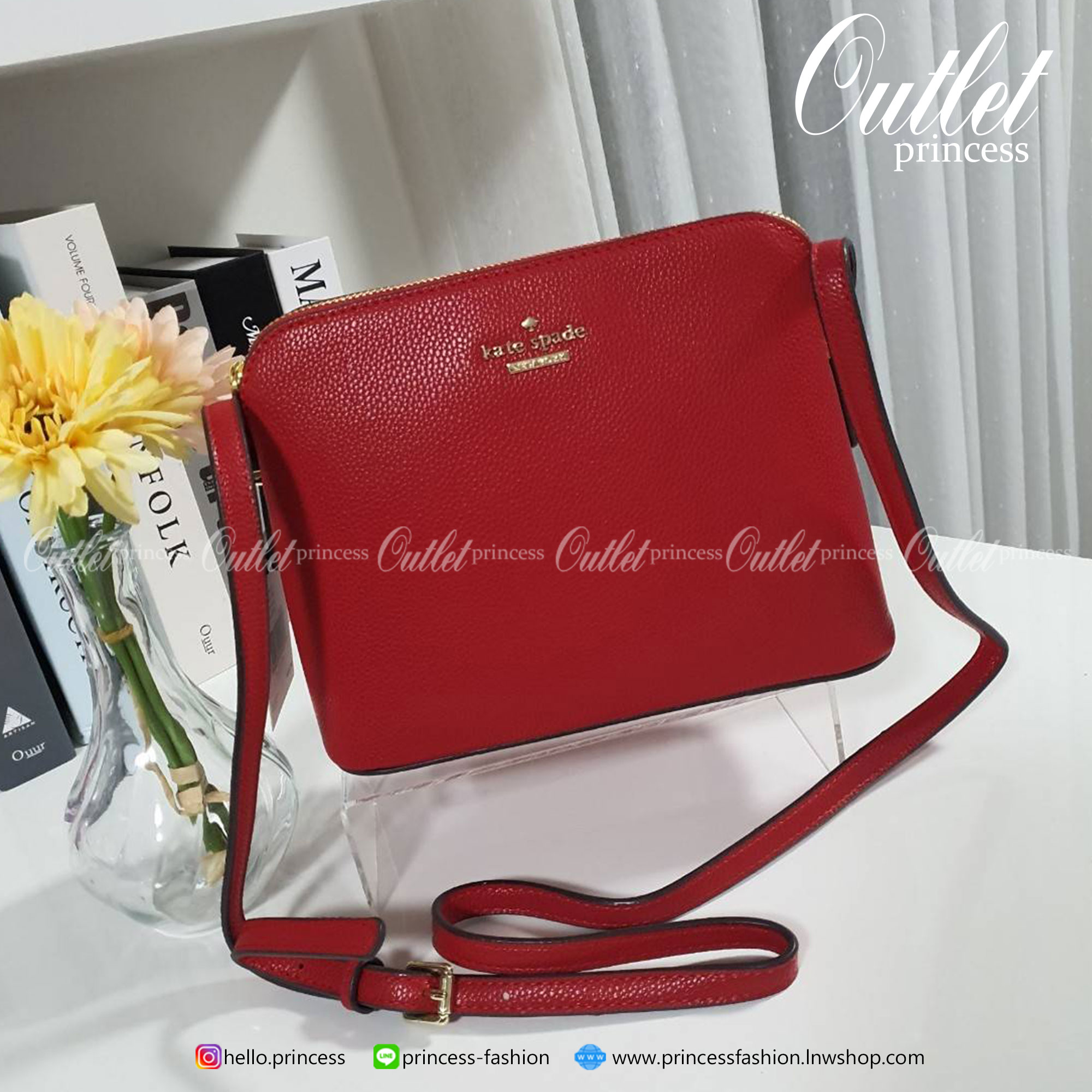 KATE SPADE CROSSBODY BAG แบรนด์ดังจากอเมริกาสุดฮิตของวัยรุ่น กระเป๋าสะพาย ขนาดน่ารักกำลังดี เปิดปิดด้วยซิปเดียวด้านบน ภายในมีช่องเล็ก1ช่อง ใส่มือถือได้ทุกรุ่นและกระเป๋าสตางยาวได้ ความยาวสาย 117cm ปรับได้ถึง5ระดับ รุ่นฮิตอีกรุ่นที่ไม่ควรพลาดเลยคร้า