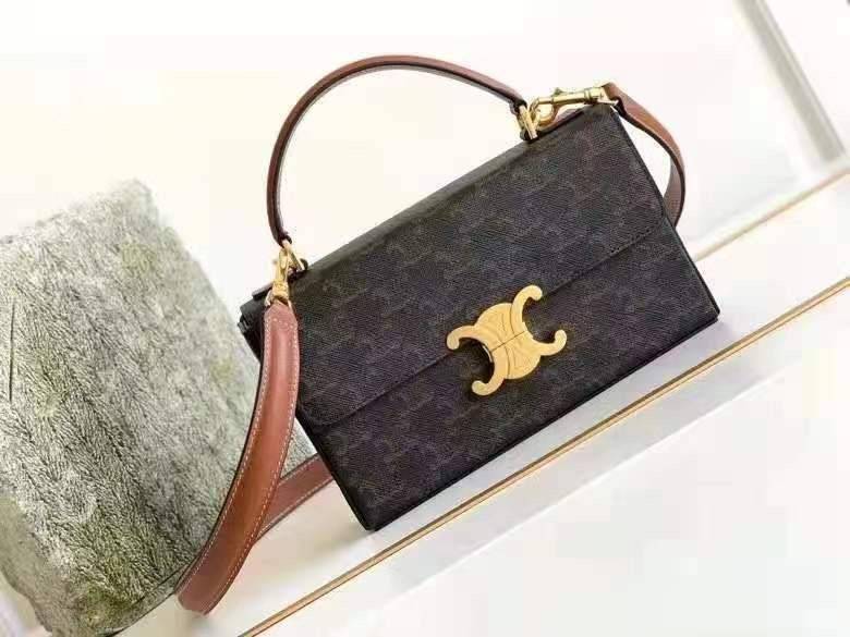 Celine Triomphe shoulder handbag Bag / Celine box triomphe in Natural Calfskin Tan กระเป๋าสะพายเรียบหรูและดูทันสมัยใบนี้ออกมา ให้คุณเลือกสะพายในชีวิตประจำวันเข้ากับการแต่งตัวสบาย ๆ หรือถอดสายถืงออกงานปาร์ตี้สังสรรค์ ก็ช่วยให้คุณดูโดดเด่นได้เช่นกัน นอกจากน