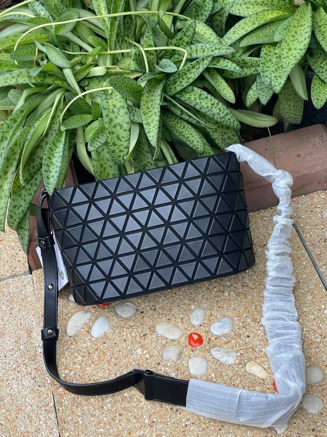 BAO BAO ISSEY MIYAKE Crystal Shoulder Bag งานดีไซน์ที่ดูเรียบง่ายทั้งรูปแบบการใช้งาน มีช่องเปิดปิดแบบซิปเพื่อให้คุณพกพาของมีค่าได้อย่างสบายใจป้องกันสิ่งของตกหล่น