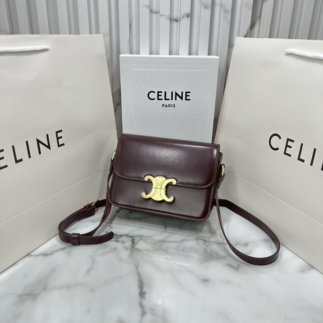 ORI หนังแท้ | 7" CELINE TRIOMPHE TEEN BAG in glossy leather กระเป๋าสะพายรุ่นยอดนิยม ถ่ายทอดให้เห็นถึงแก่นแท้ของสไตล์แบบ CELINE งานหนังเรียบเงาสวยหรูหรา