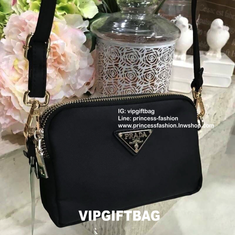 PRADA CROSSBODY BAG WITH ZIP GIFT WITH PURCHASE (GWP) กระเป๋าสะพายพรีเมี่ยมกิ้ฟ Limited Edition จากเคาน์เตอร์แบรนด์ดีไซน์เรียบหรูดูดี วัสดุ Nylon & Polyester 100% เนื้อหนาคุณภาพดีตามแบบฉบับของแบรนด์ ด้านหน้าประดับโลโก้มีช่องแบ่ง3ช่องเป็นสัดส่วนเปิดปิดด้วย