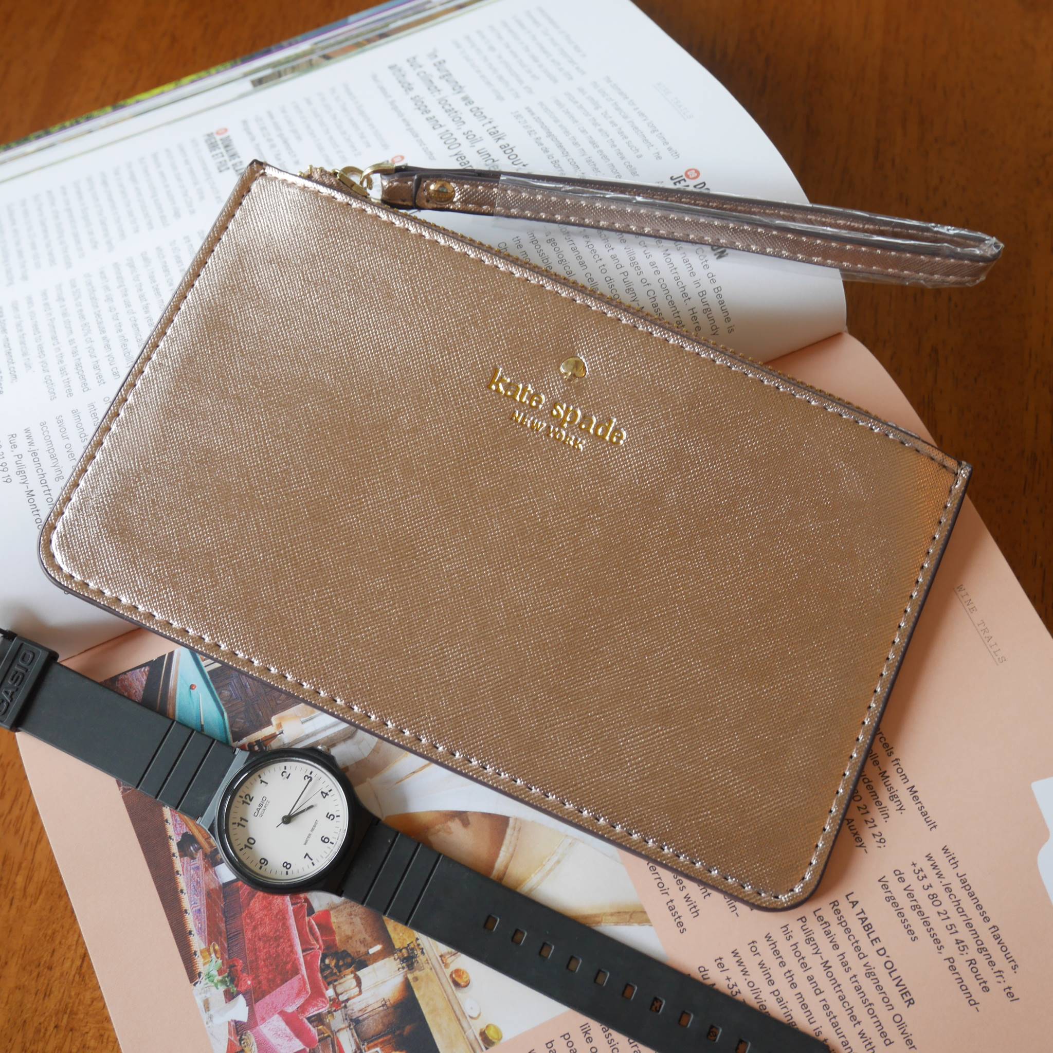 กระเป๋าคล้องมืองานแฟชั่น♤ กับวันสบายๆ ต้องยกให้ใบนี้เลย **งานดีย์ KATE SPADE NEW YORK CLUTH BAG กระเป๋าคลัชรุ่นยอดนิยมหนัง Saffiano พร้อมสายคล้องมือสวยหรูสไตล์ PRADA ด้านหน้าประดับโลโก้แบรนด์สีทอง เปิดปิดด้วยซิปสะดวกใช้ สามารถใส่ธนบัตร บัตรเครดิต เ