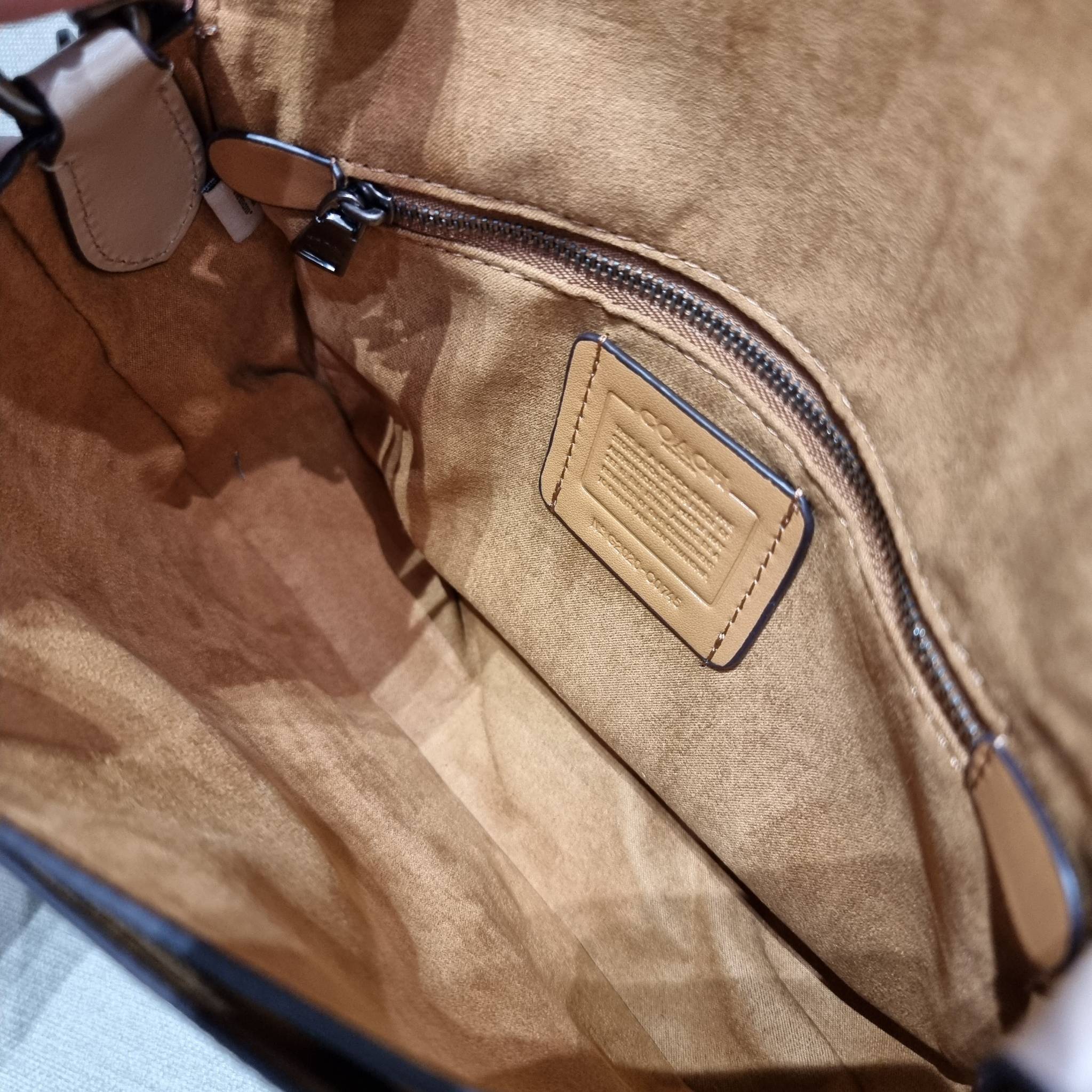 COACH C0745 BEAT SADDLE BAG WITH HORSE AND CARRIAGE PRINT The best item! ที่สาวๆรอคอย! ฮอตไฟลุก! สีหายาก ละมุนคุณหนู คอลเลคชั่นใหม่ ดีไซน์หรูหรา พิเศษมากๆมาพร้อมสายสะพาย 2 เส้น ใช้คู่กันหรือแยกสะพายก็สวยครบสูตร กระเป๋าสะพายทรง saddle คลาสสิค เปิด-ปิดด้วยก