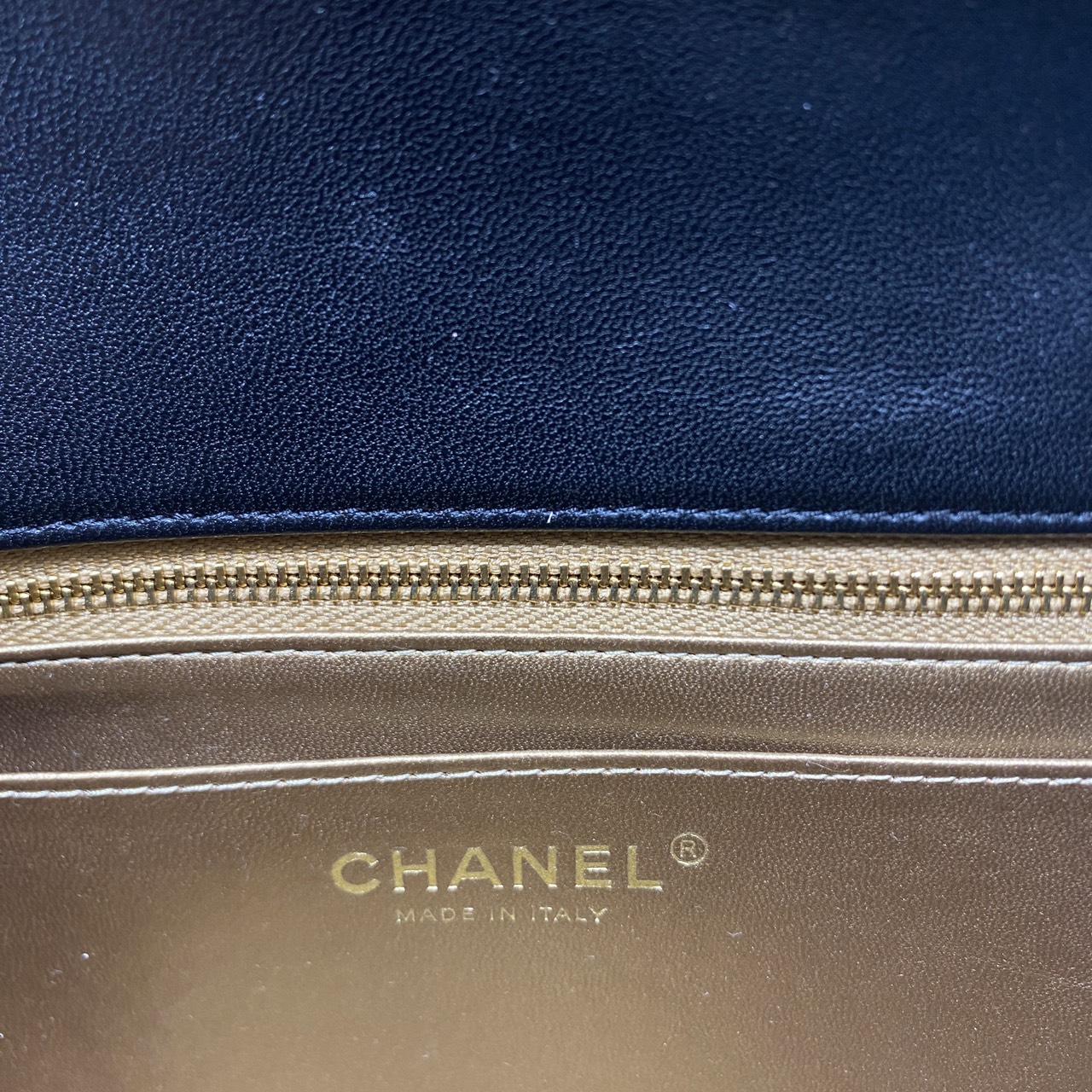 ORI หนังแท้ | Chanel Classic Flap Bag กระเป๋าสะพายรุ่นคลาสสิก สายประดับโลโก้สวยหรูอะไหล่สีทองสวยงาม