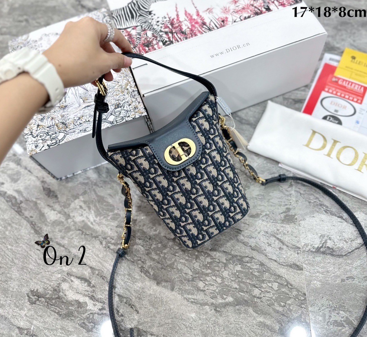DIOR 30 Montaigne Dior Amber Mini Bucket Bag Blue Oblique Jacquard กระเป๋าทรงถัง บัคเก็ตน่ารัก สวยหรู งานดีมากมาพร้อมกล่องแบรนด์