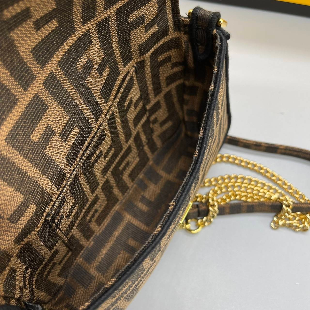 MINI || FENDI VINTAGE BAGUETTE SHOULDER BAG 2size ORI Grade ใช้งานต่างประเทศได้ กระเป๋าสะพายทอลายโมโนแกรม อะไหล่ทองหรูหรา มี 2 ขนาด ทนทาน มาพร้อมสาย 2 แบบ สำหรับคล้องแขน และสายครอสบอดี้ เปิด-ปิดด้วยกระดุมแม่เหล็ก ภายในเป็นช่องโล่ง ใส่โทรศัพท์ พร้อมเสิร์ฟค